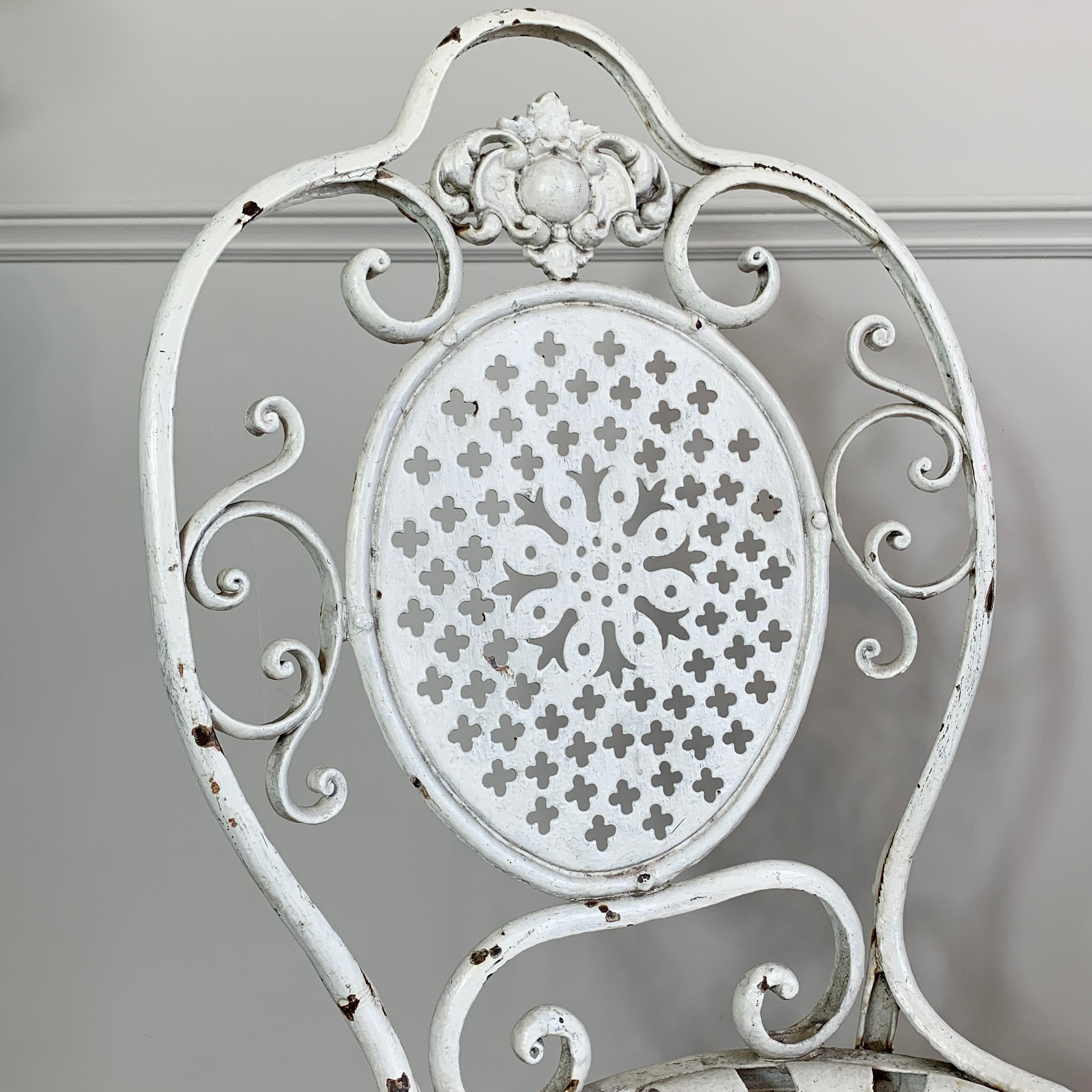 Weißer Löwenpfoten-Arras-Orangeriestuhl aus dem 19. (Barock) im Angebot