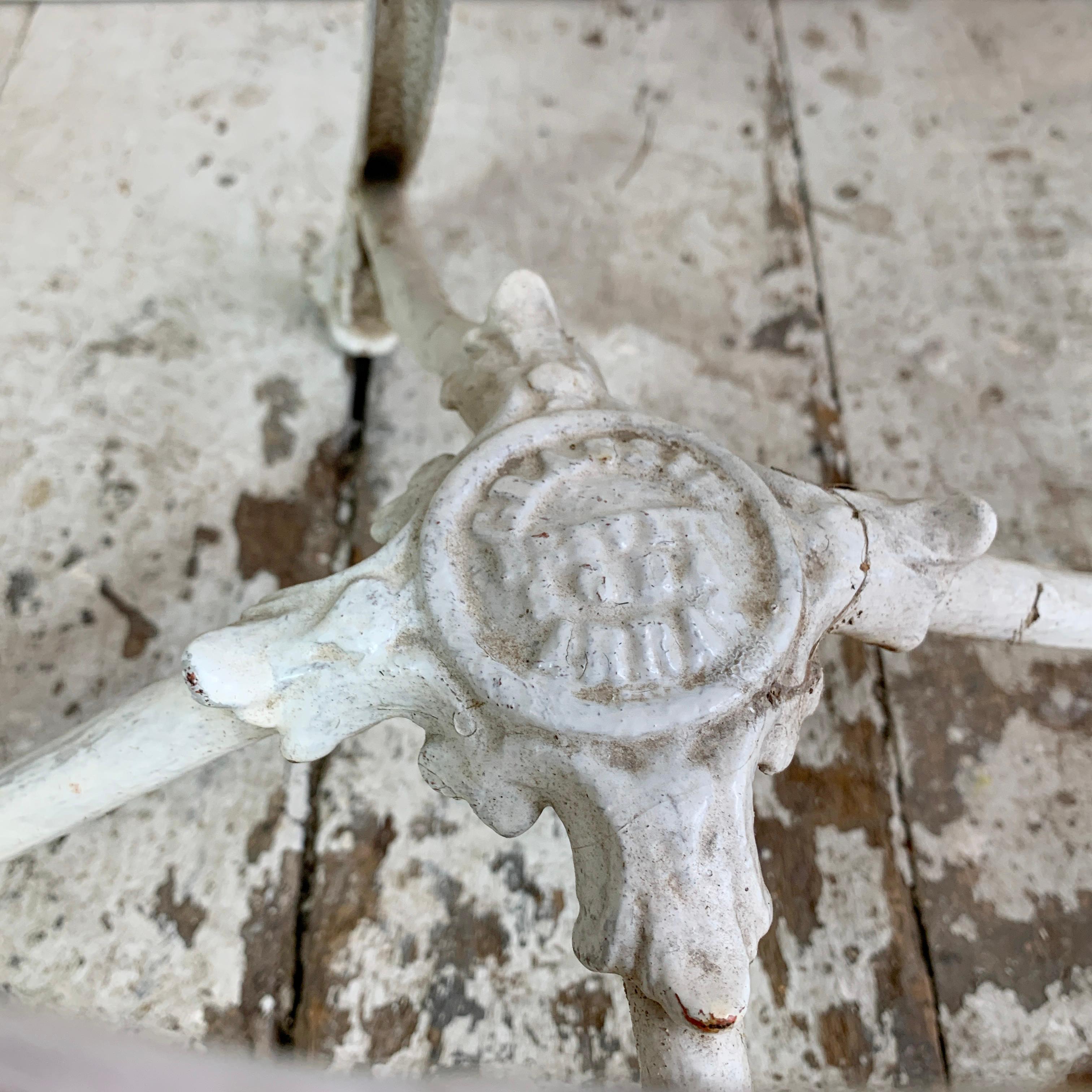 Weißer Löwenpfoten-Arras-Orangeriestuhl aus dem 19. (19. Jahrhundert) im Angebot