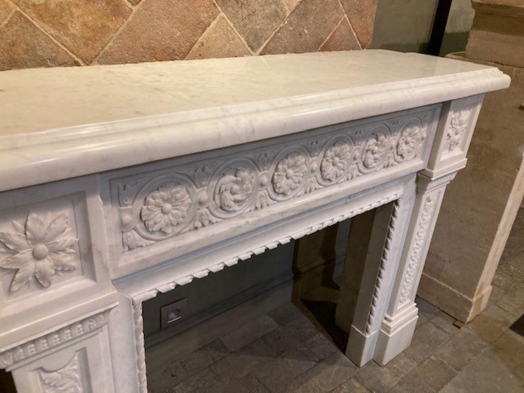 Hand carved white marble fireplace mantel.
Inside dimensions : 73 cm wide and 63cm high