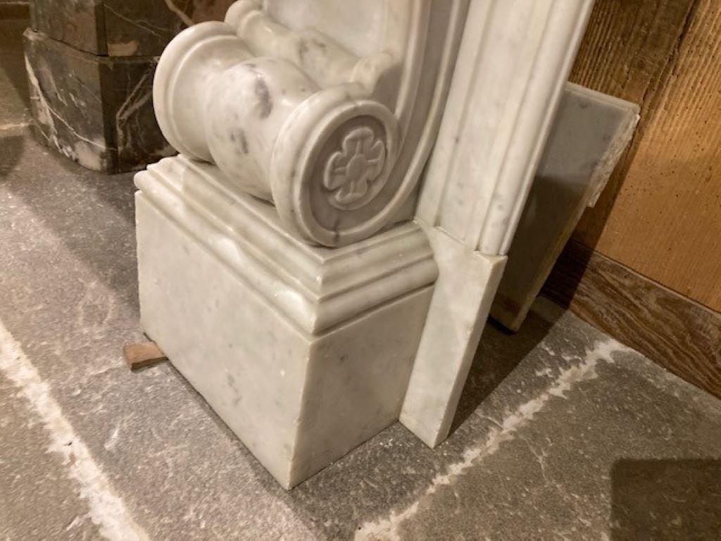 19th Century White Marble Fireplace Mantel In Good Condition For Sale In Zedelgem, BE