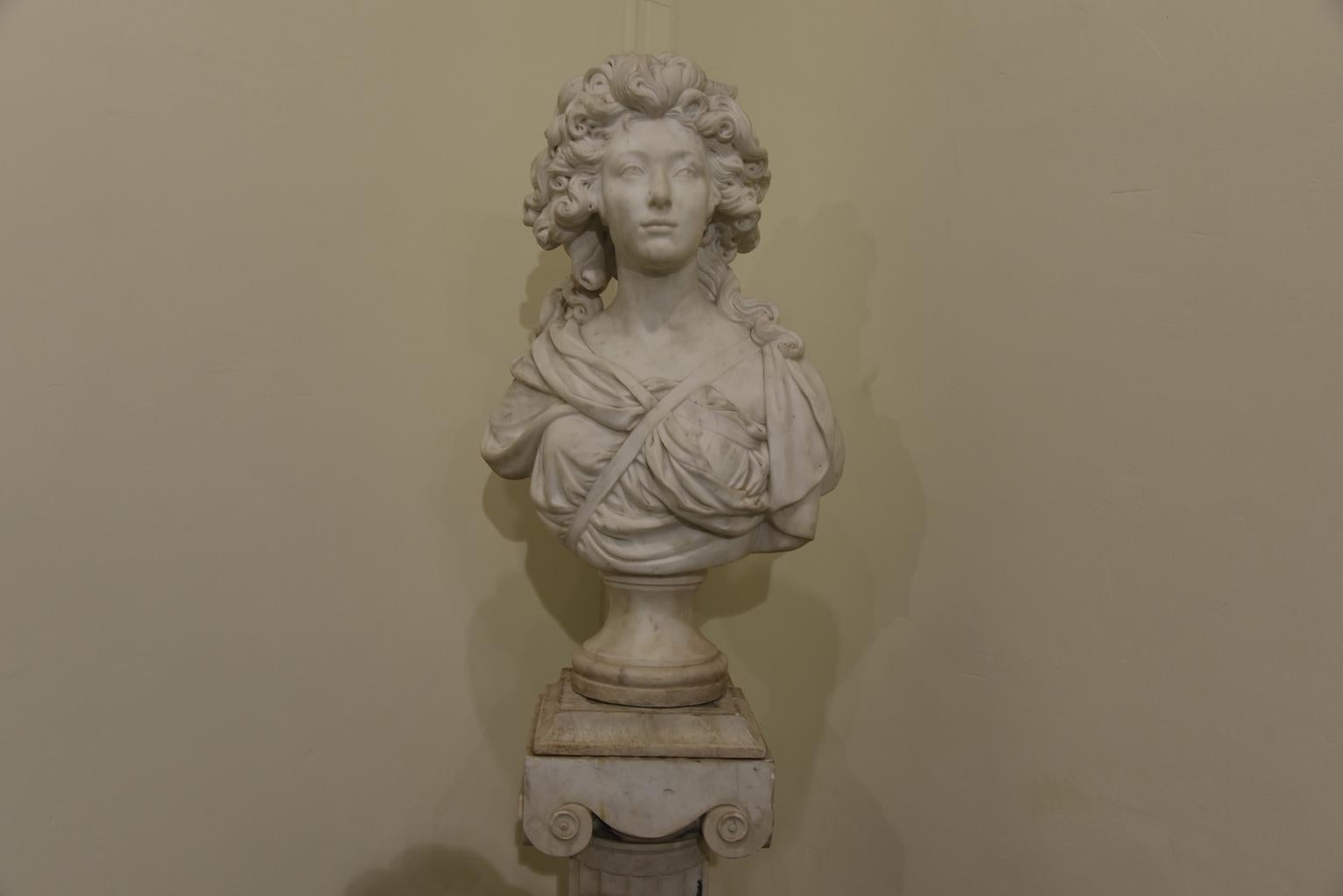 19th Century White Marble France Napoleon III Bust of a Woman with Column, 1800s For Sale 3