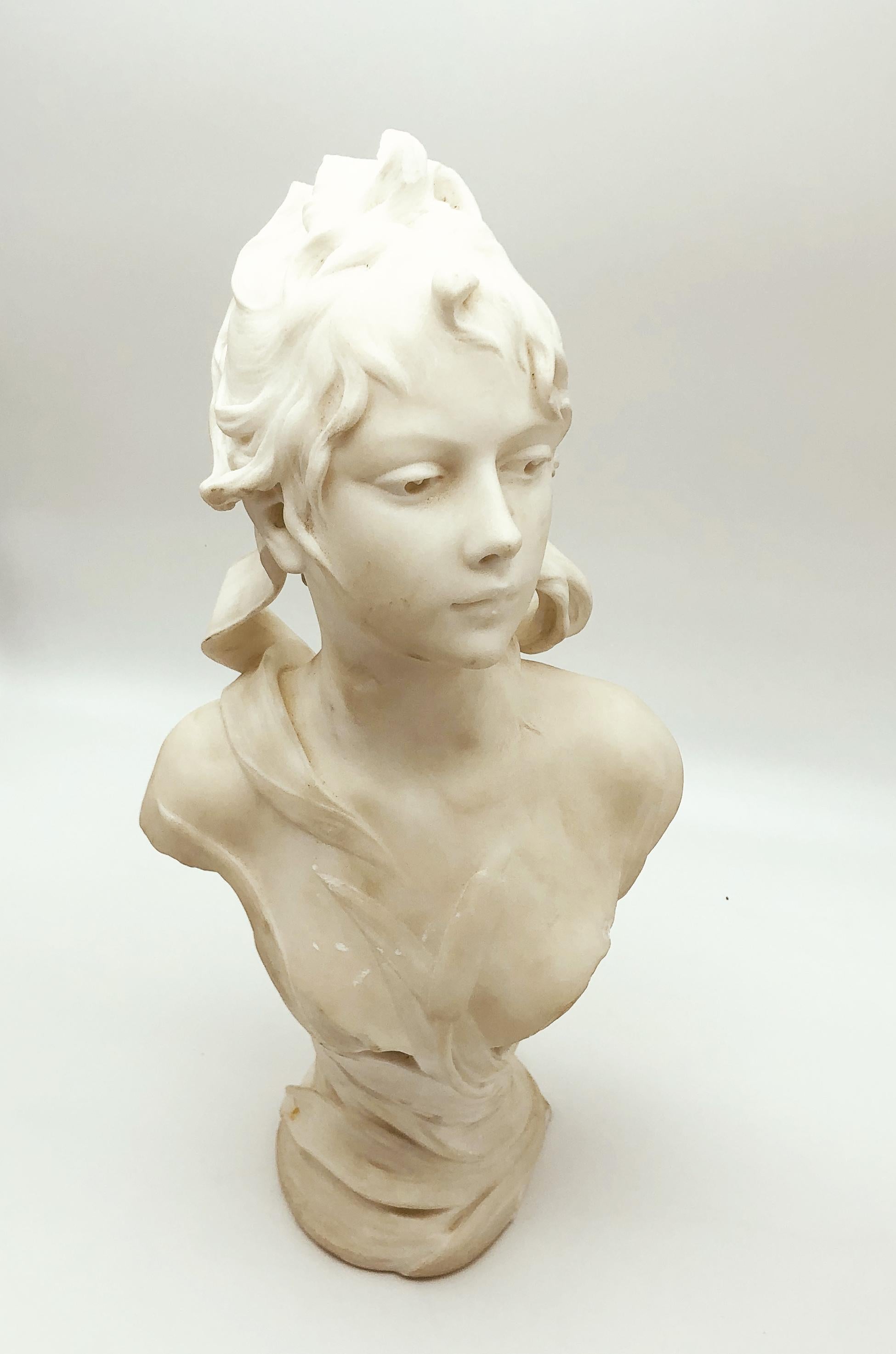 A very beautiful and rare sculpture in white marble, by the sculptor Antoine Jospeh Nelson, an important art nouveau sculptor active in France, Belgium and in Holland. The portrait of this young woman is a classical example of his art and represent