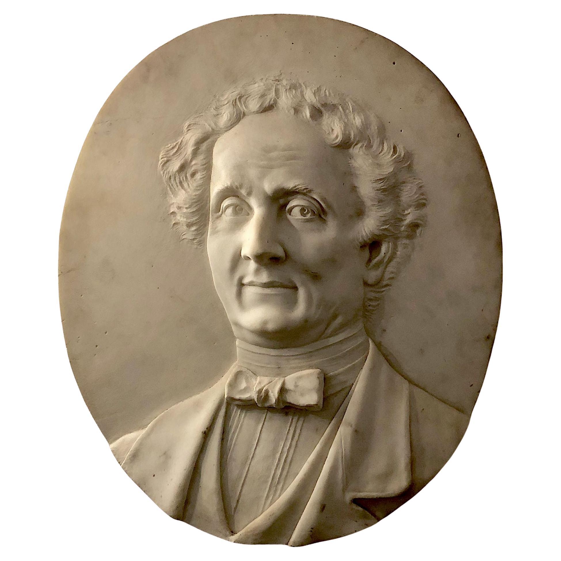 Rilievo di ritratto di avvocato italiano in marmo bianco del XIX secolo