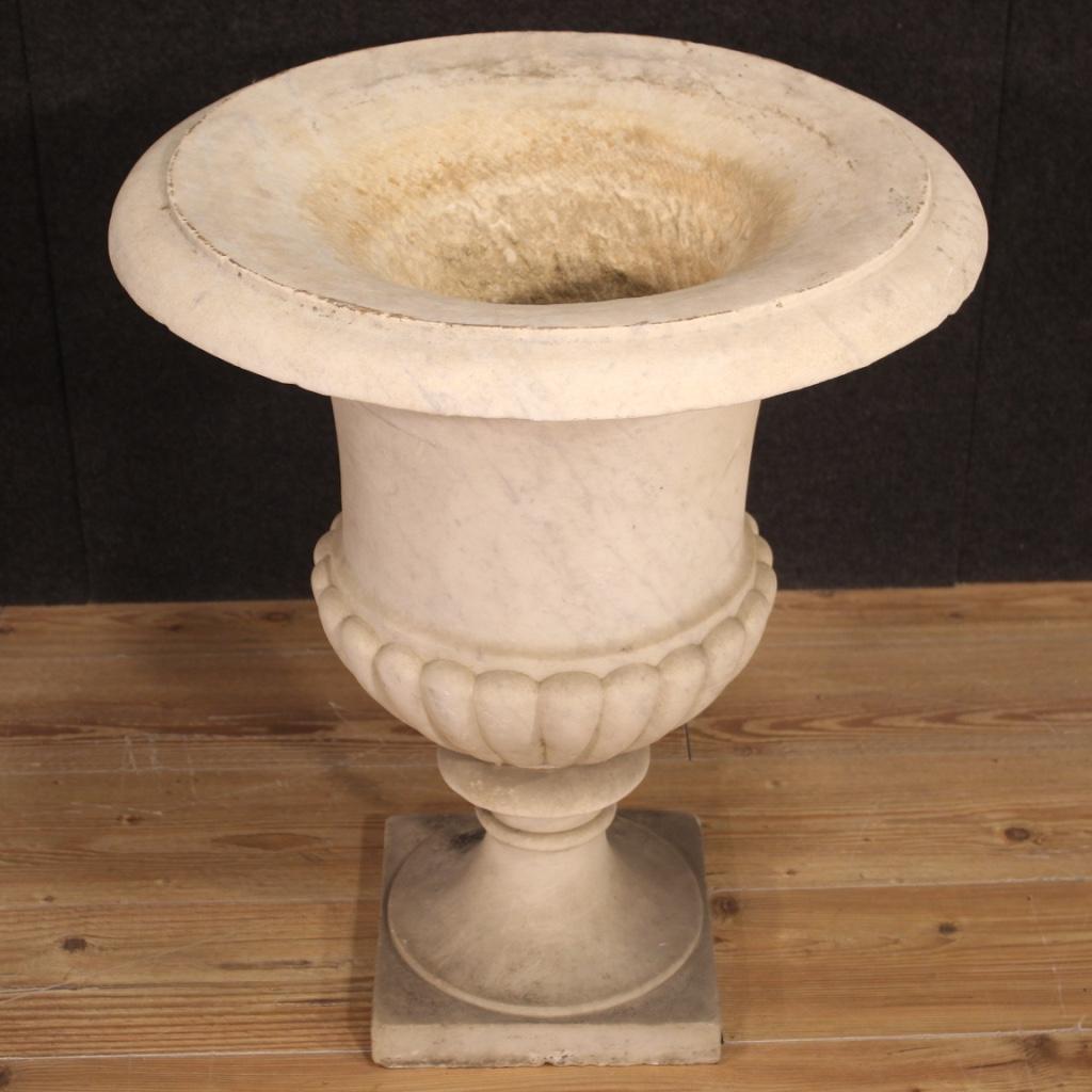 Amazing Italian Medici vase from the end of the 19th century. Object in statuary white marble of great size and fabulous decoration. Indoor or outdoor vase in beautiful patina, for antique dealers and interior decorators. Square base measuring 28 cm