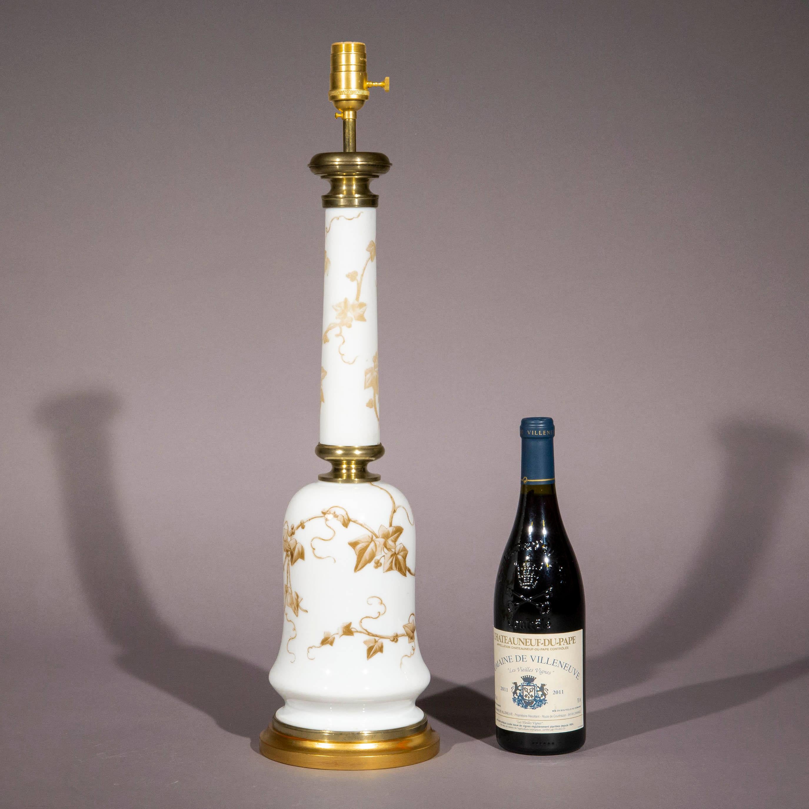 XIXe siècle Lampe en verre opalin blanc du 19e siècle en vente