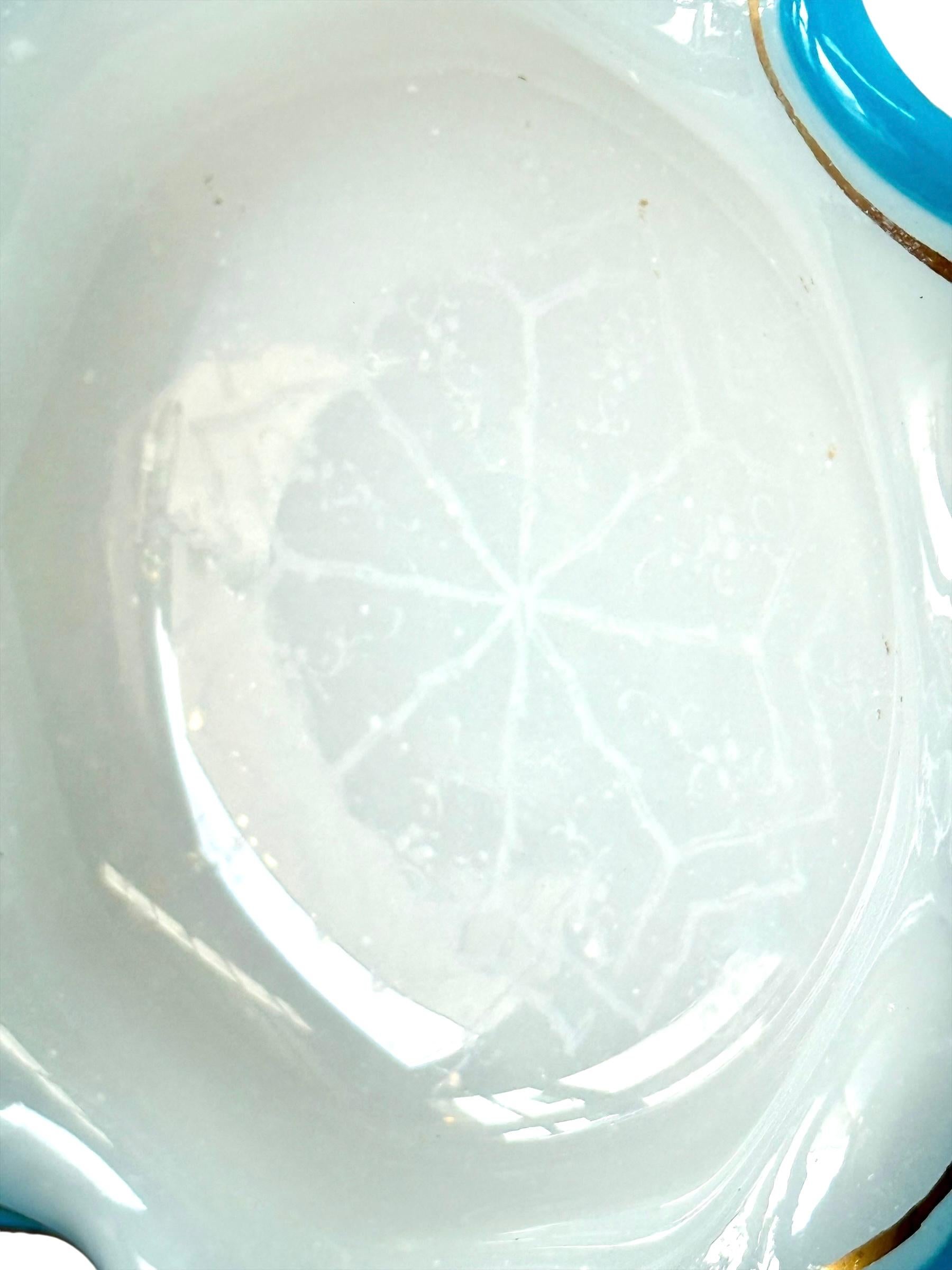 Piatto ad anello in opalina bianca del XIX secolo con accenti blu e oro in vendita 3