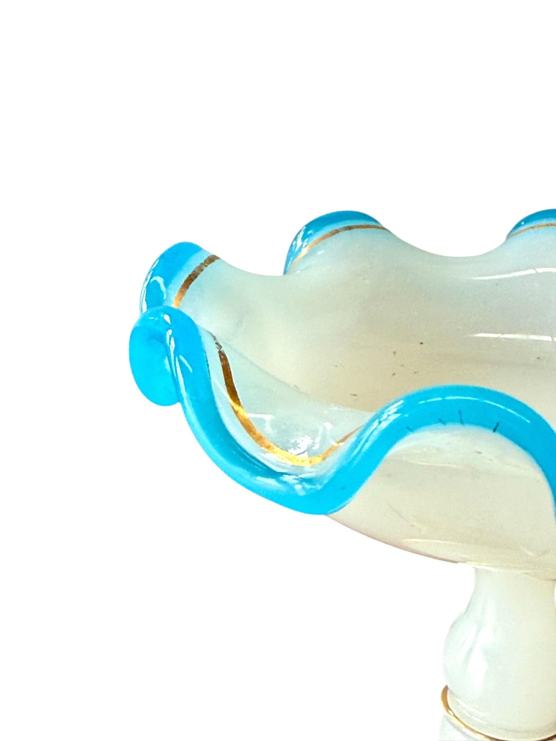 Piatto ad anello in opalina bianca del XIX secolo con accenti blu e oro in vendita 4