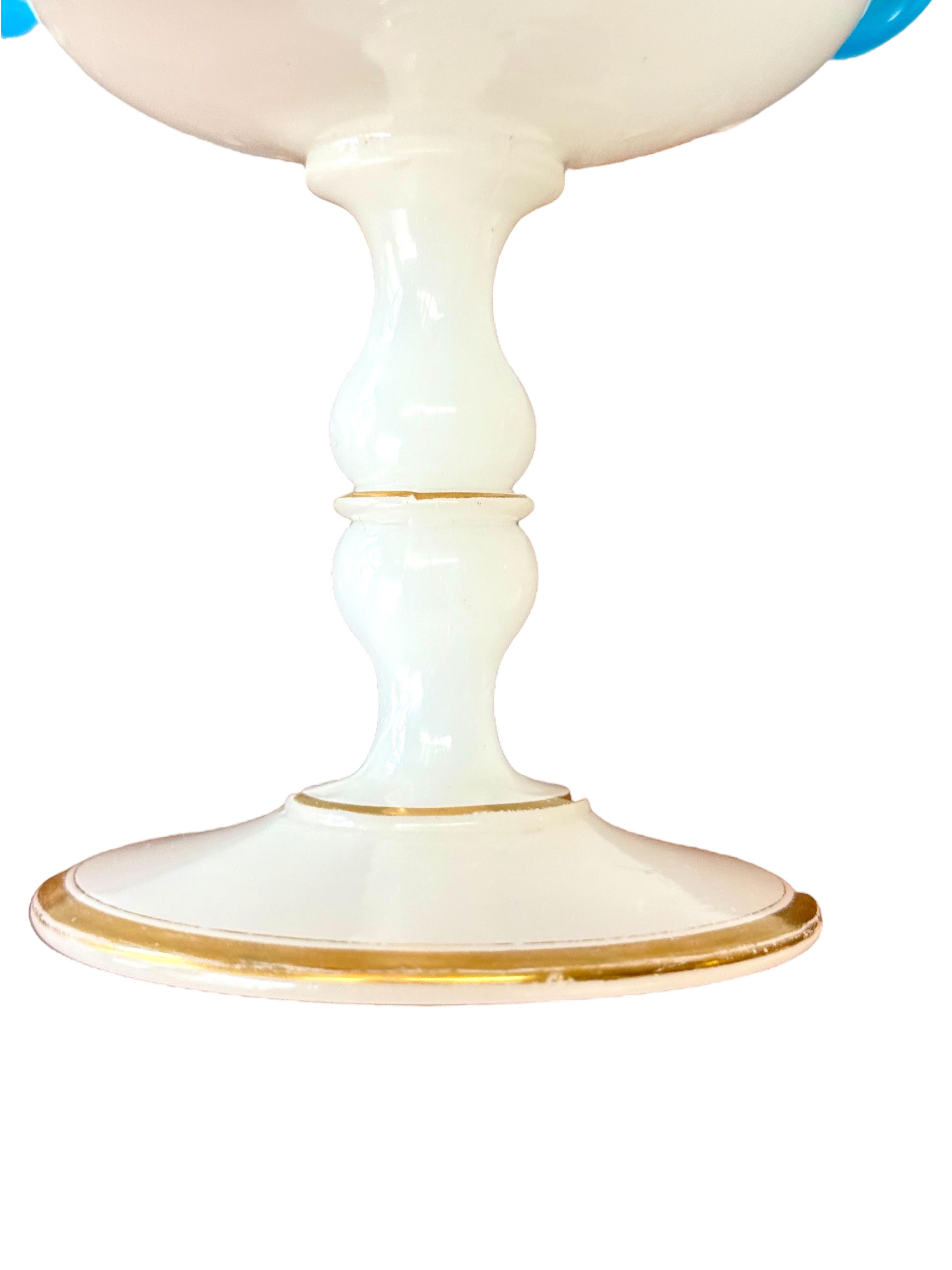 Piatto ad anello in opalina bianca del XIX secolo con accenti blu e oro in vendita 5