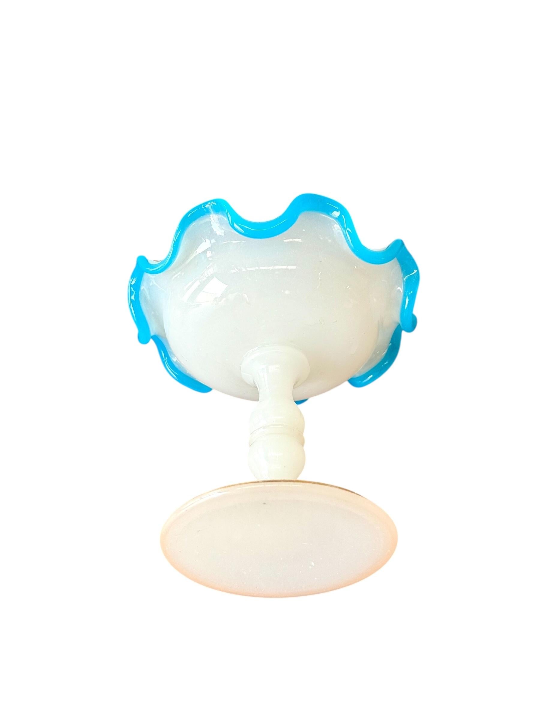 Piatto ad anello in opalina bianca del XIX secolo con accenti blu e oro in vendita 6