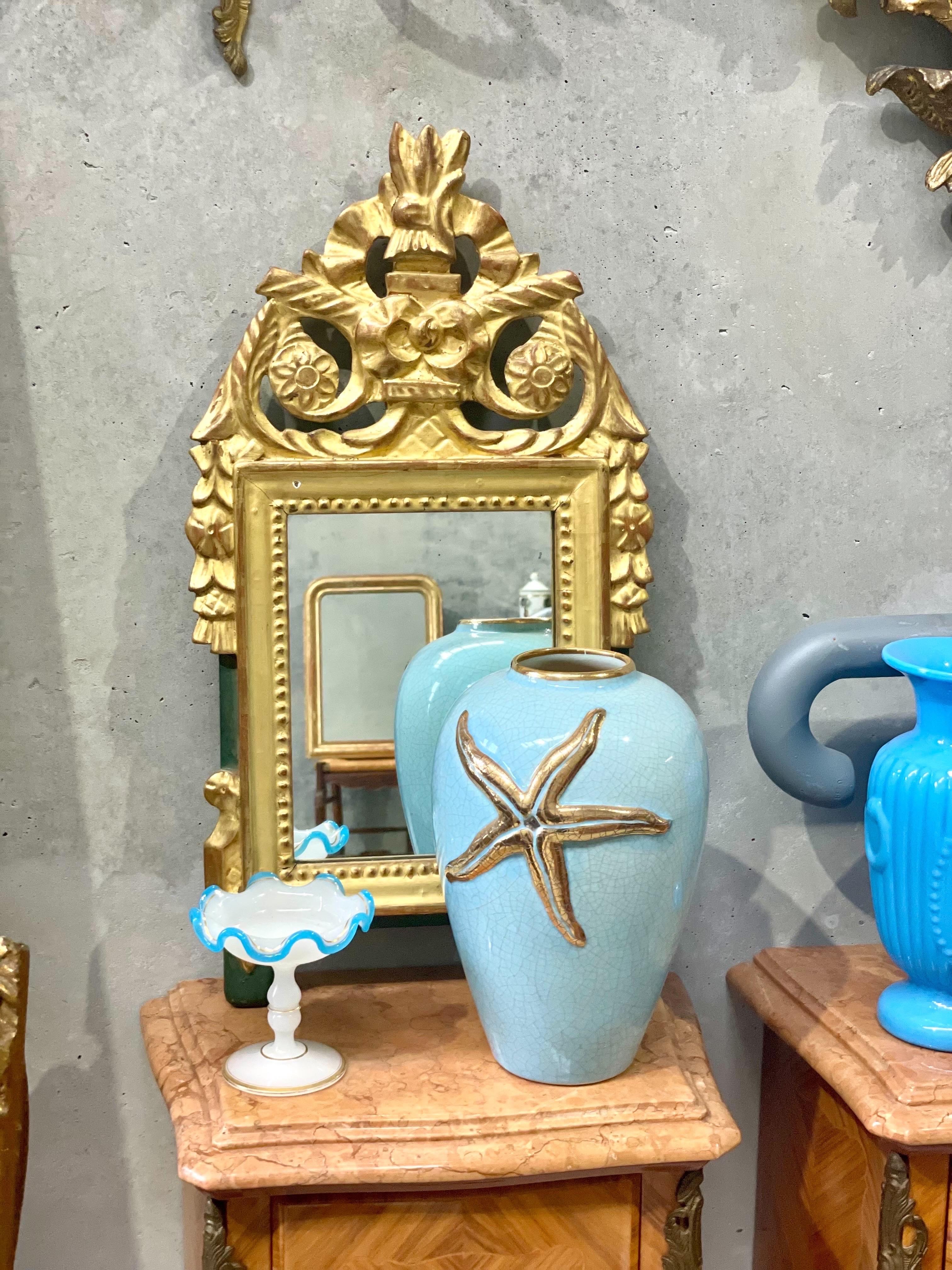 Dieser zierliche Ringhalter aus weißem Opalglas aus dem 19. Jahrhundert verkörpert die Raffinesse und Kunstfertigkeit der französischen Glasmalerei. Opaline, ein durchscheinendes Glas, das Anfang des 19. Jahrhunderts in Frankreich entwickelt wurde,