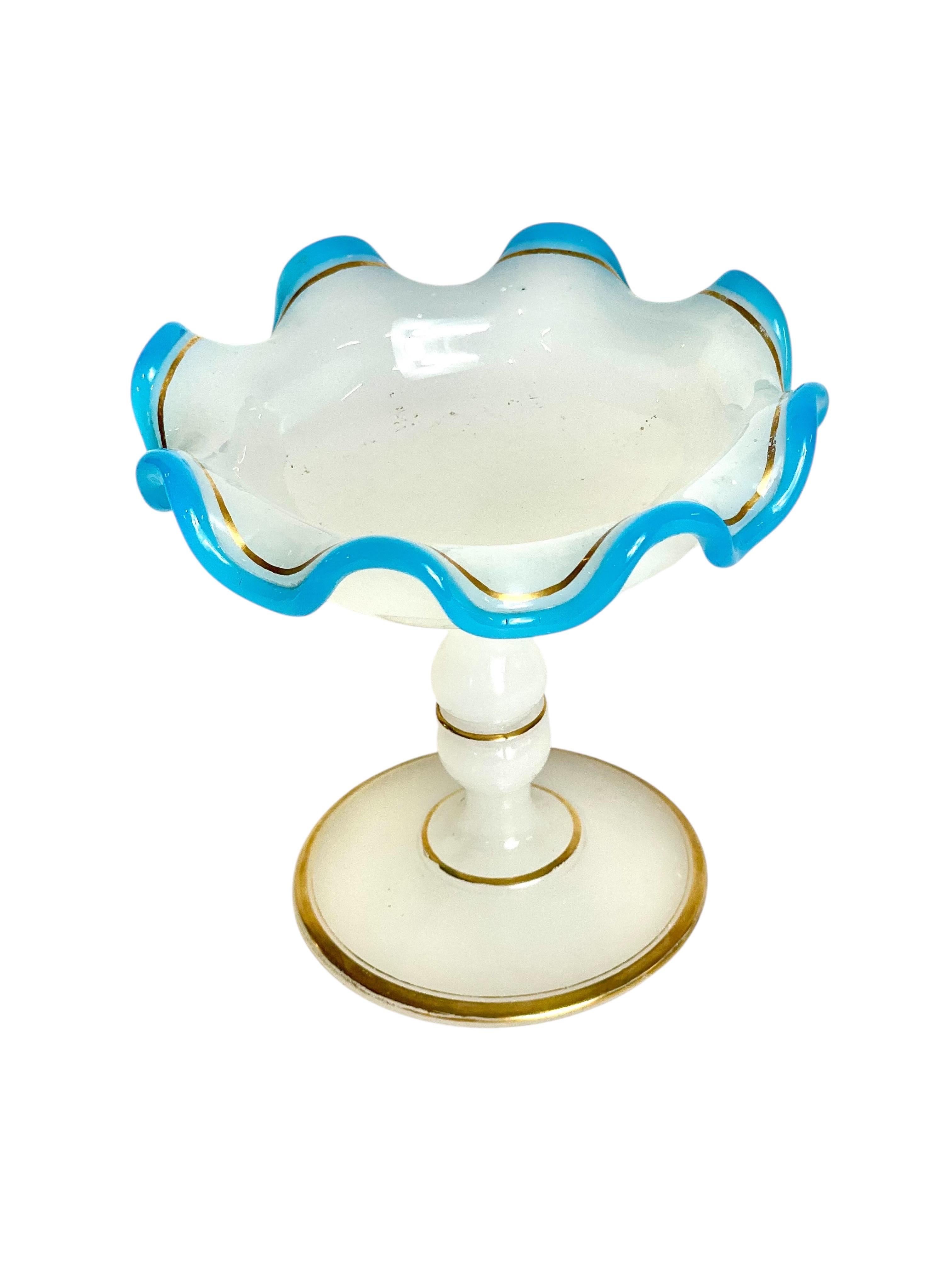 Weiße Opalin-Ringschale des 19. Jahrhunderts mit blauen und goldenen Akzenten (Napoleon III.) im Angebot