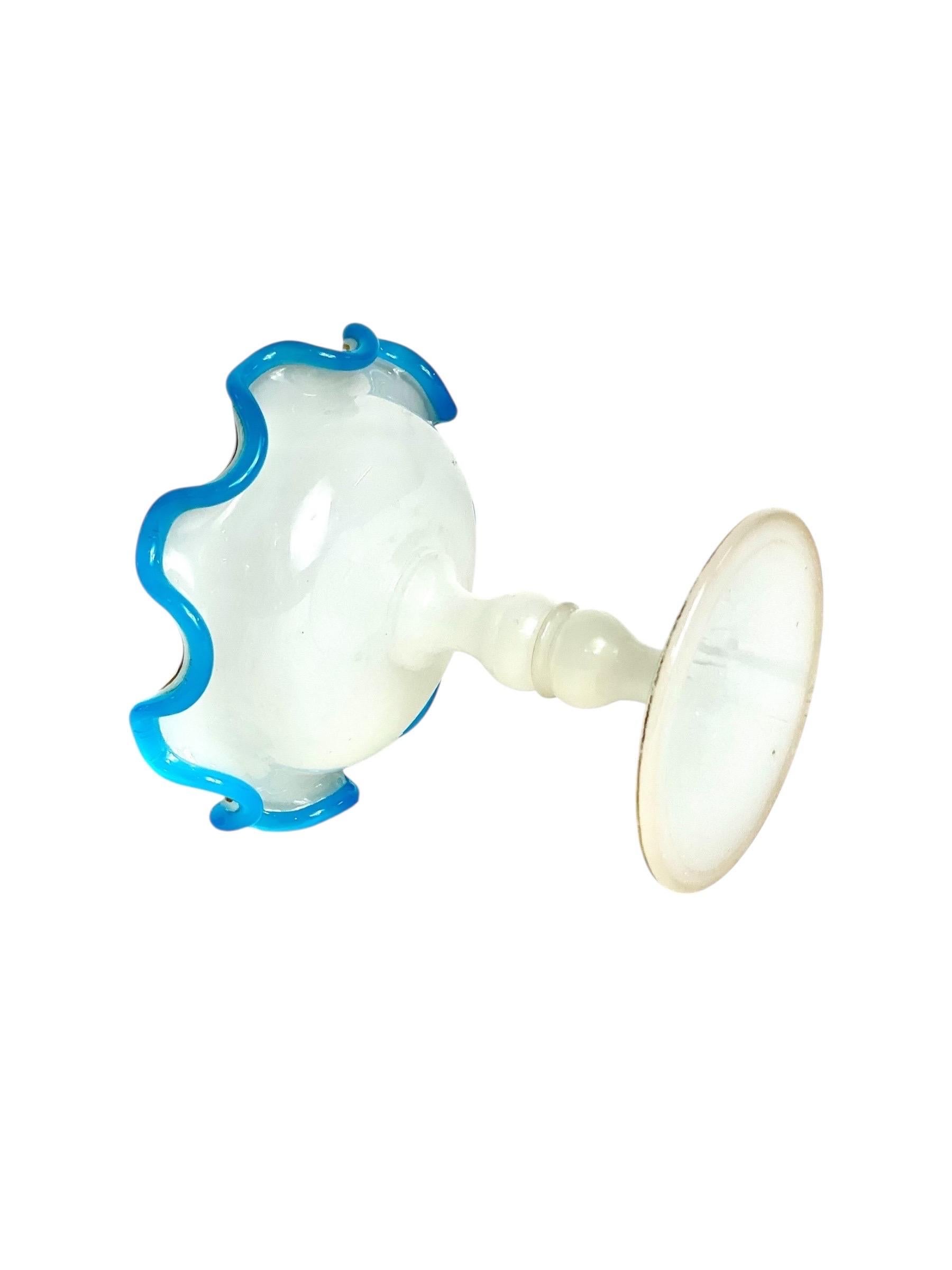 Weiße Opalin-Ringschale des 19. Jahrhunderts mit blauen und goldenen Akzenten (Französisch) im Angebot
