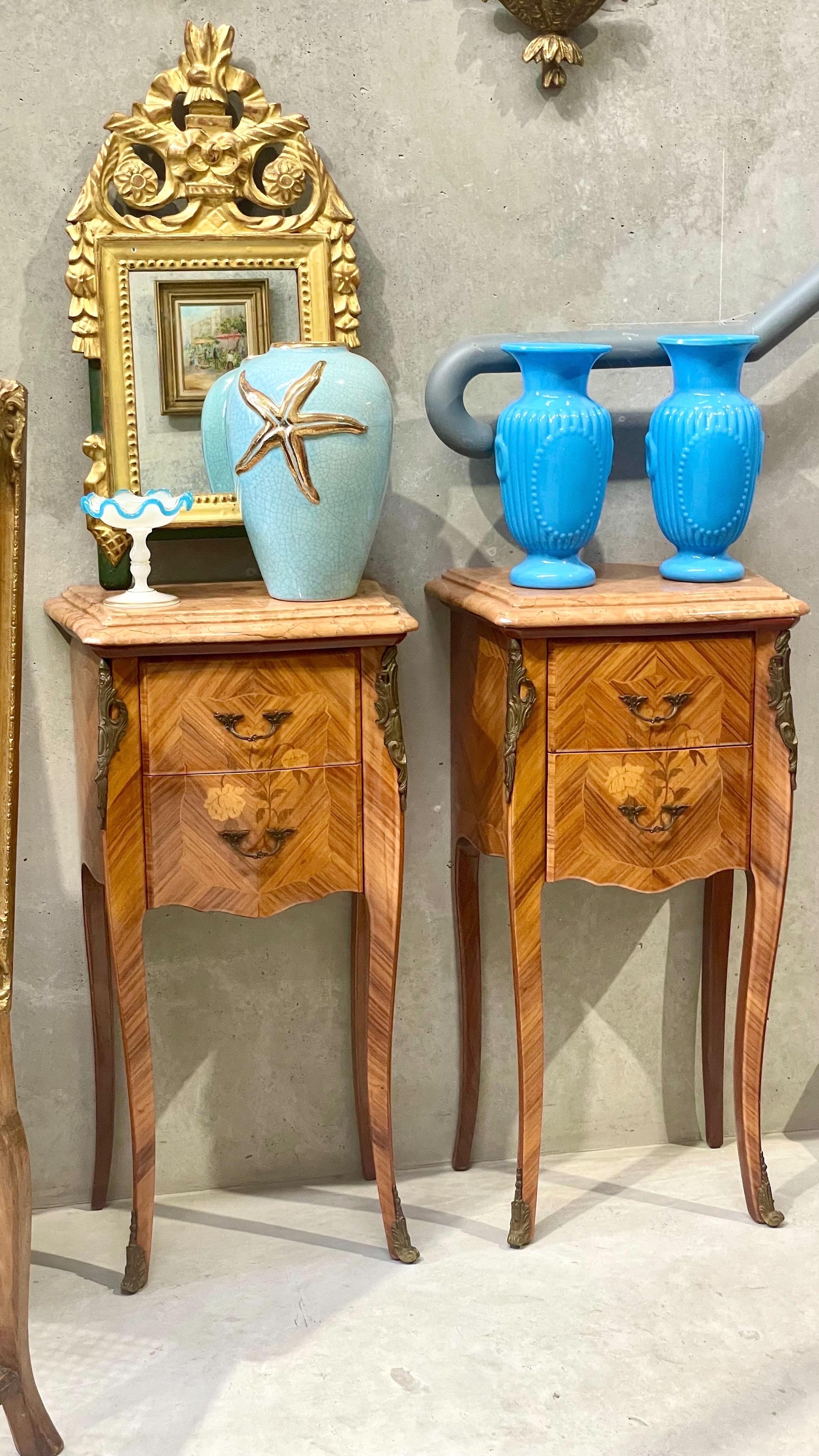 Weiße Opalin-Ringschale des 19. Jahrhunderts mit blauen und goldenen Akzenten im Zustand „Gut“ im Angebot in LA CIOTAT, FR