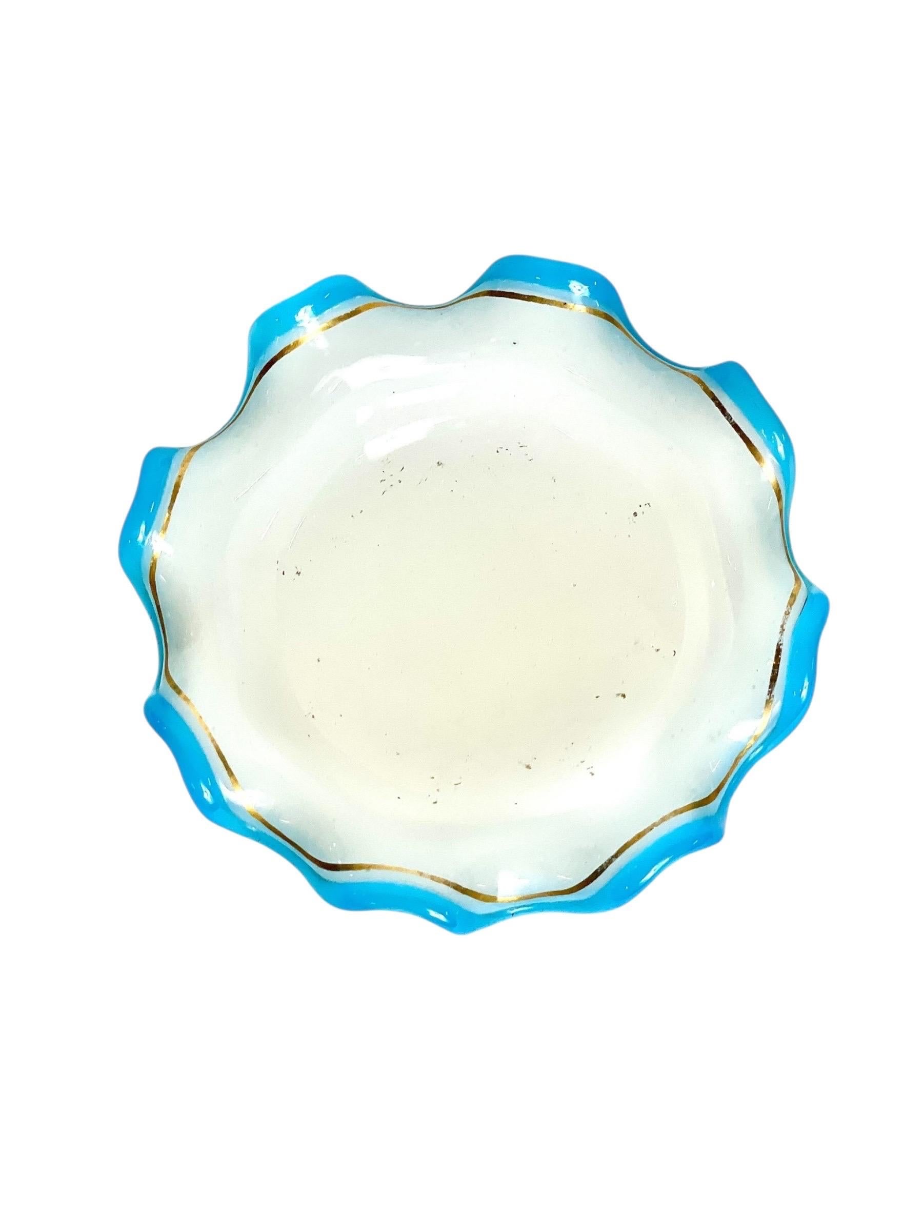 Weiße Opalin-Ringschale des 19. Jahrhunderts mit blauen und goldenen Akzenten (Opalglas) im Angebot