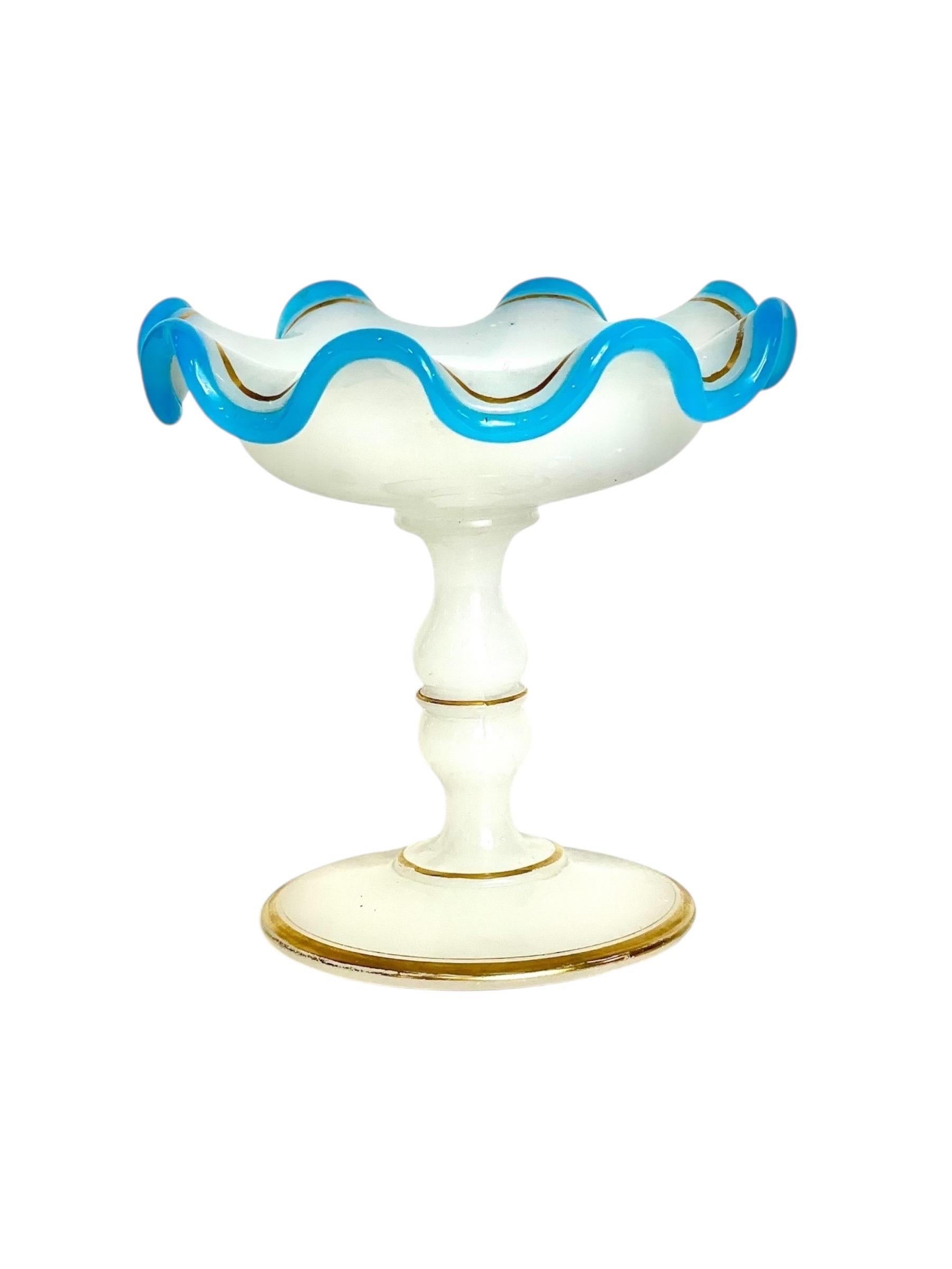 Weiße Opalin-Ringschale des 19. Jahrhunderts mit blauen und goldenen Akzenten im Angebot