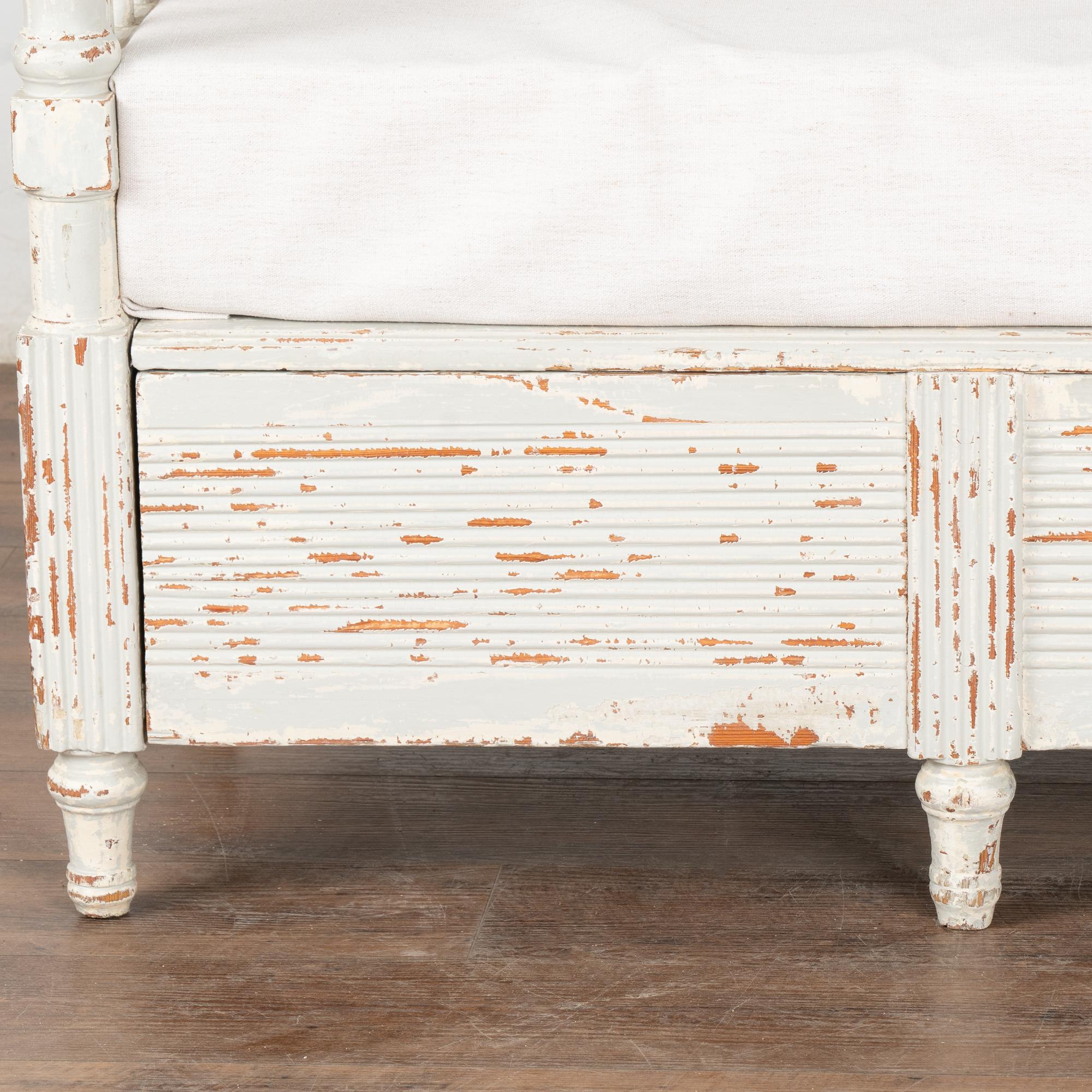 Banc suédois peint en blanc du 19ème siècle en vente 3