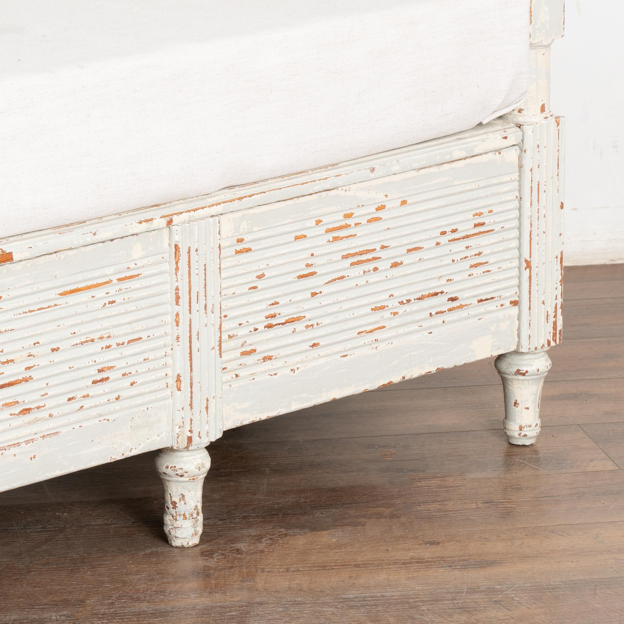 Banc suédois peint en blanc du 19ème siècle en vente 4