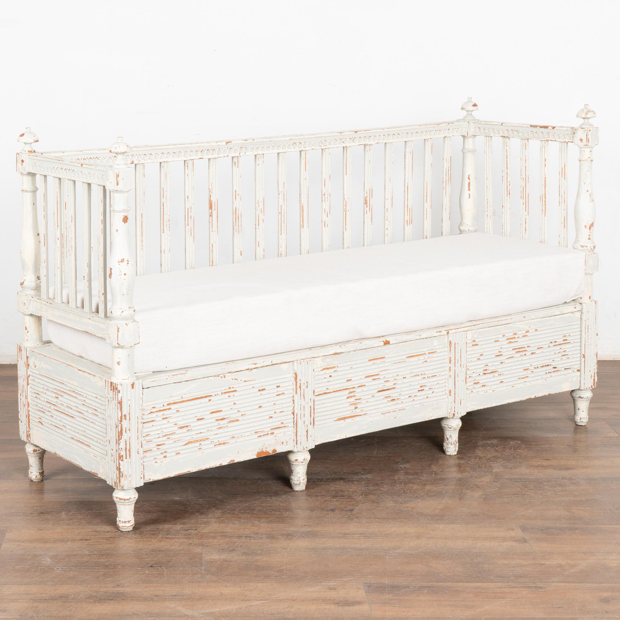 Ce joli banc est un merveilleux exemple de l'artisanat suédois gustavien, avec des épis de faîtage et des pieds tournés qui ajoutent à l'attrait et au style intemporel.
La finition professionnelle nouvellement appliquée en peinture blanche a subi