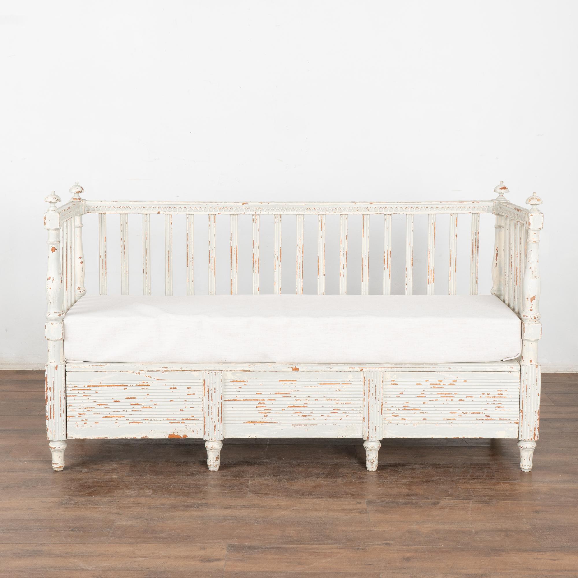 Banc suédois peint en blanc du 19ème siècle Bon état - En vente à Round Top, TX