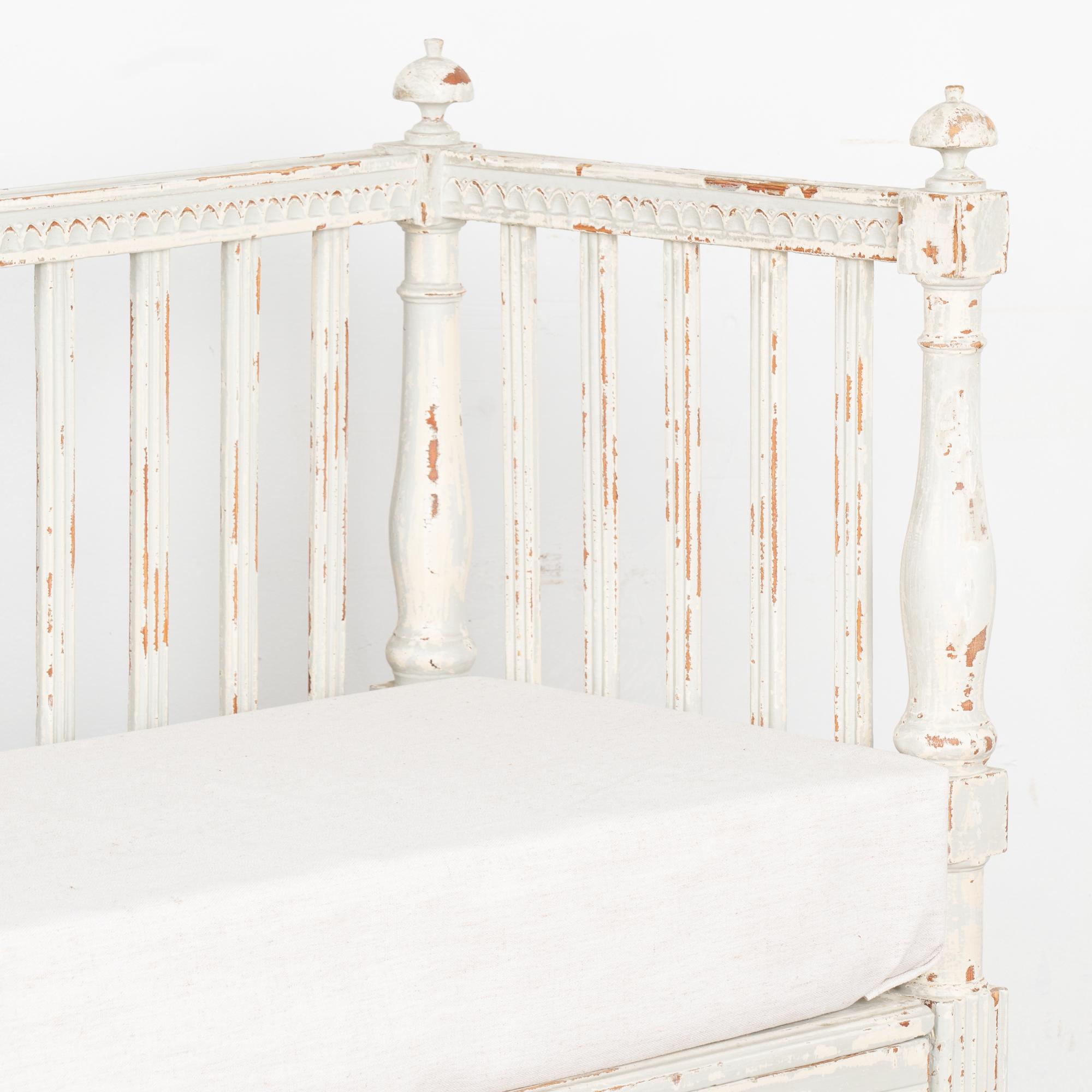 Banc suédois peint en blanc du 19ème siècle en vente 1