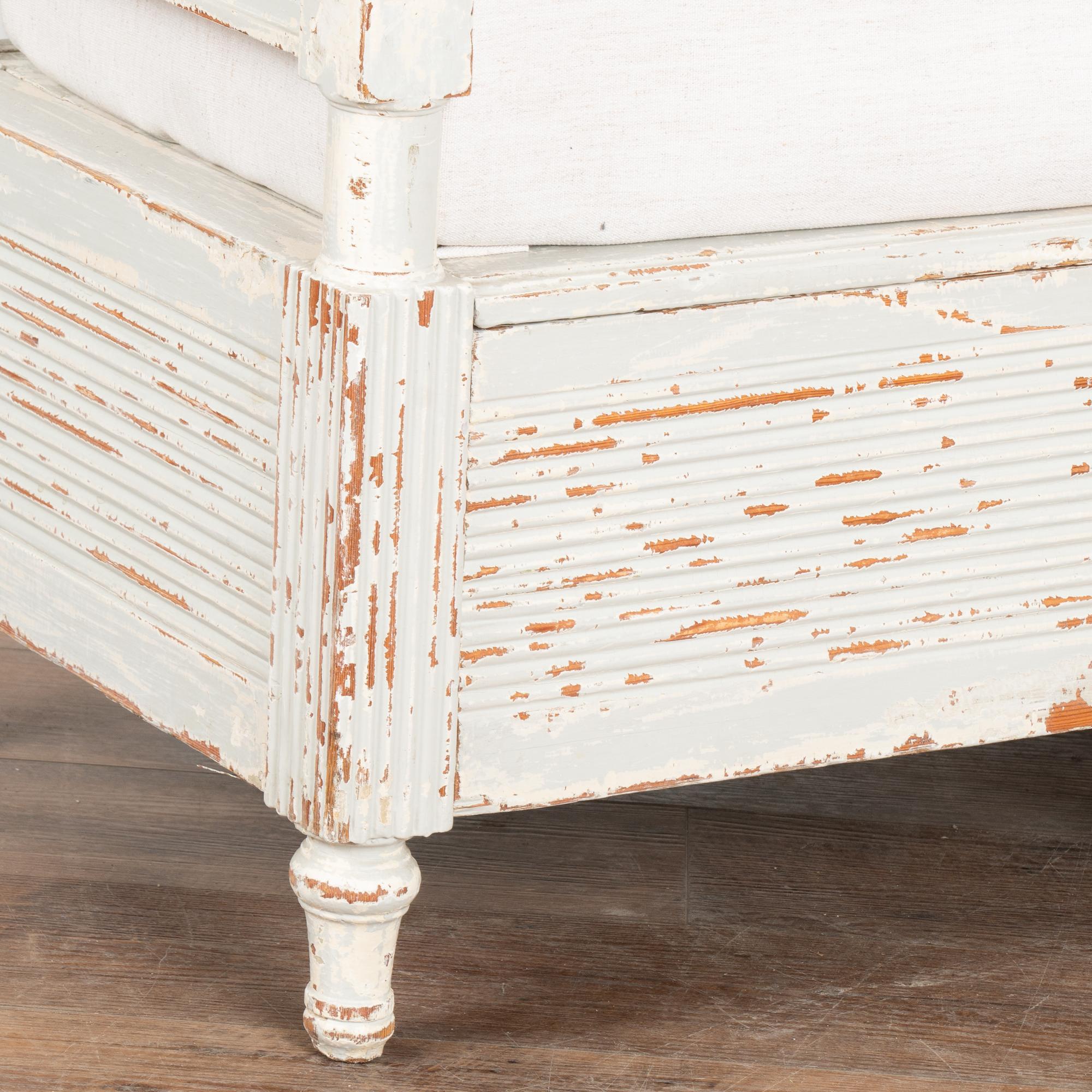 Banc suédois peint en blanc du 19ème siècle en vente 2