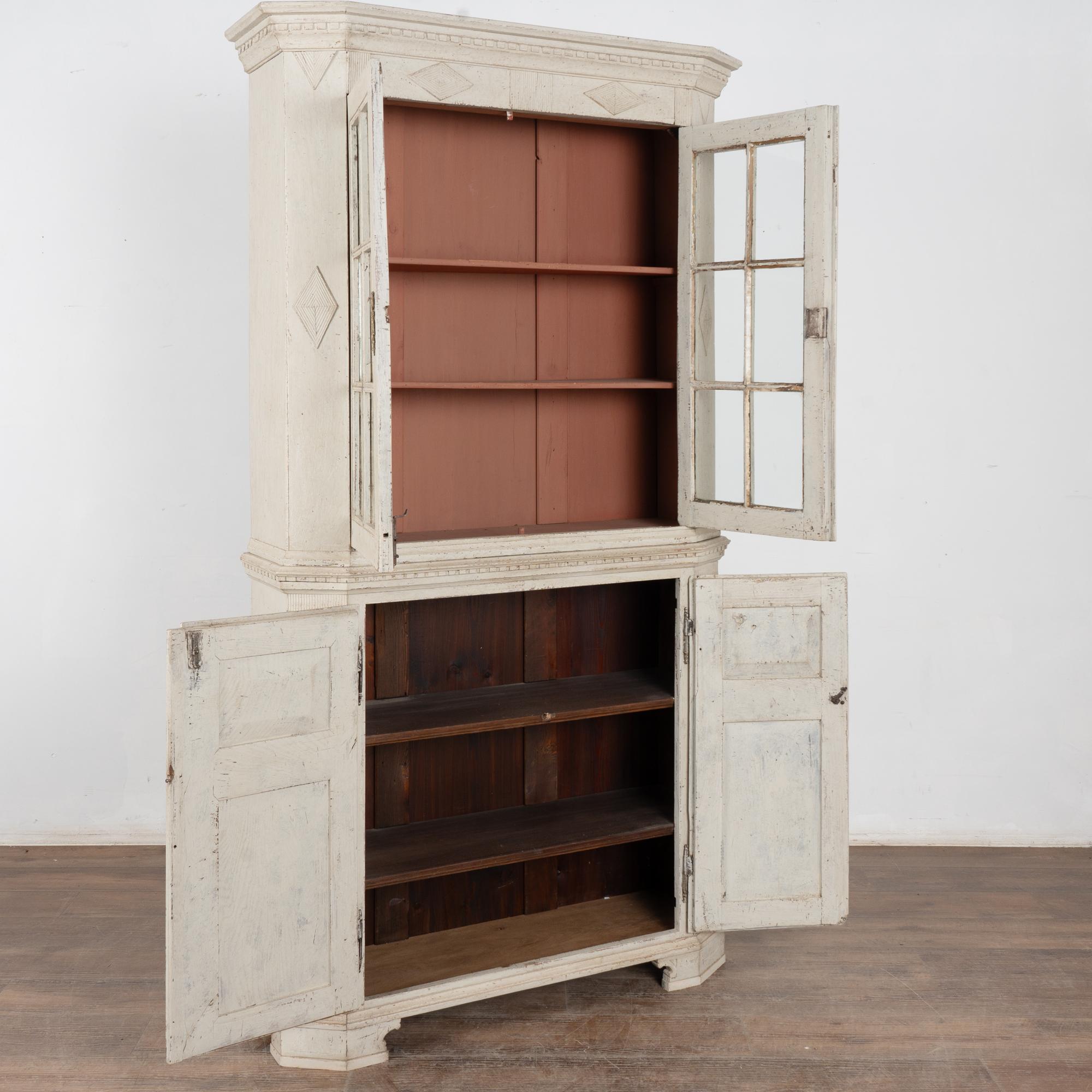 19th Century White Painted Swedish Gustavian Bookcase Display Cabinet In Good Condition For Sale In Round Top, TX