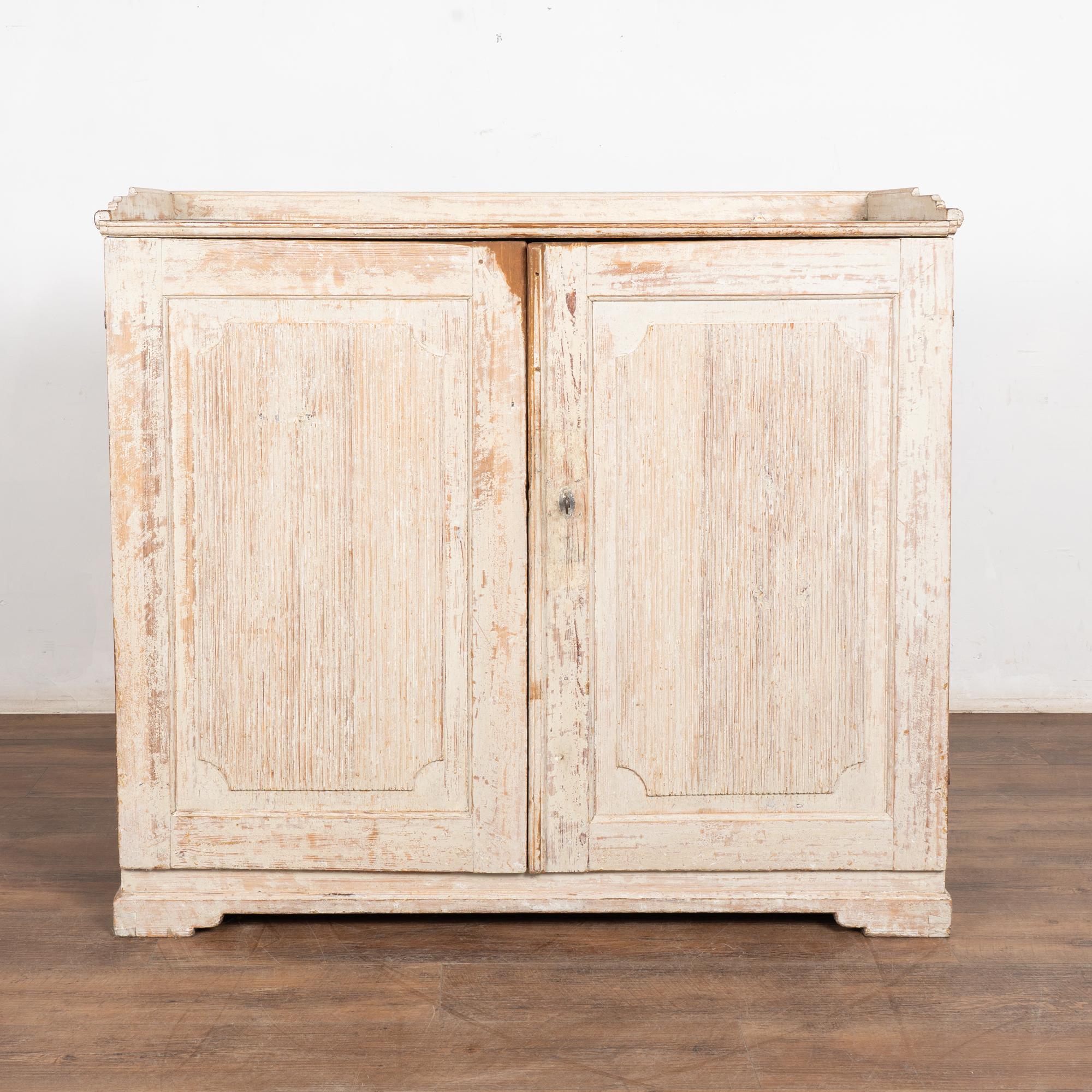 19th Century White Painted Swedish Gustavian Pine Sideboard Console Buffet For Sale 1