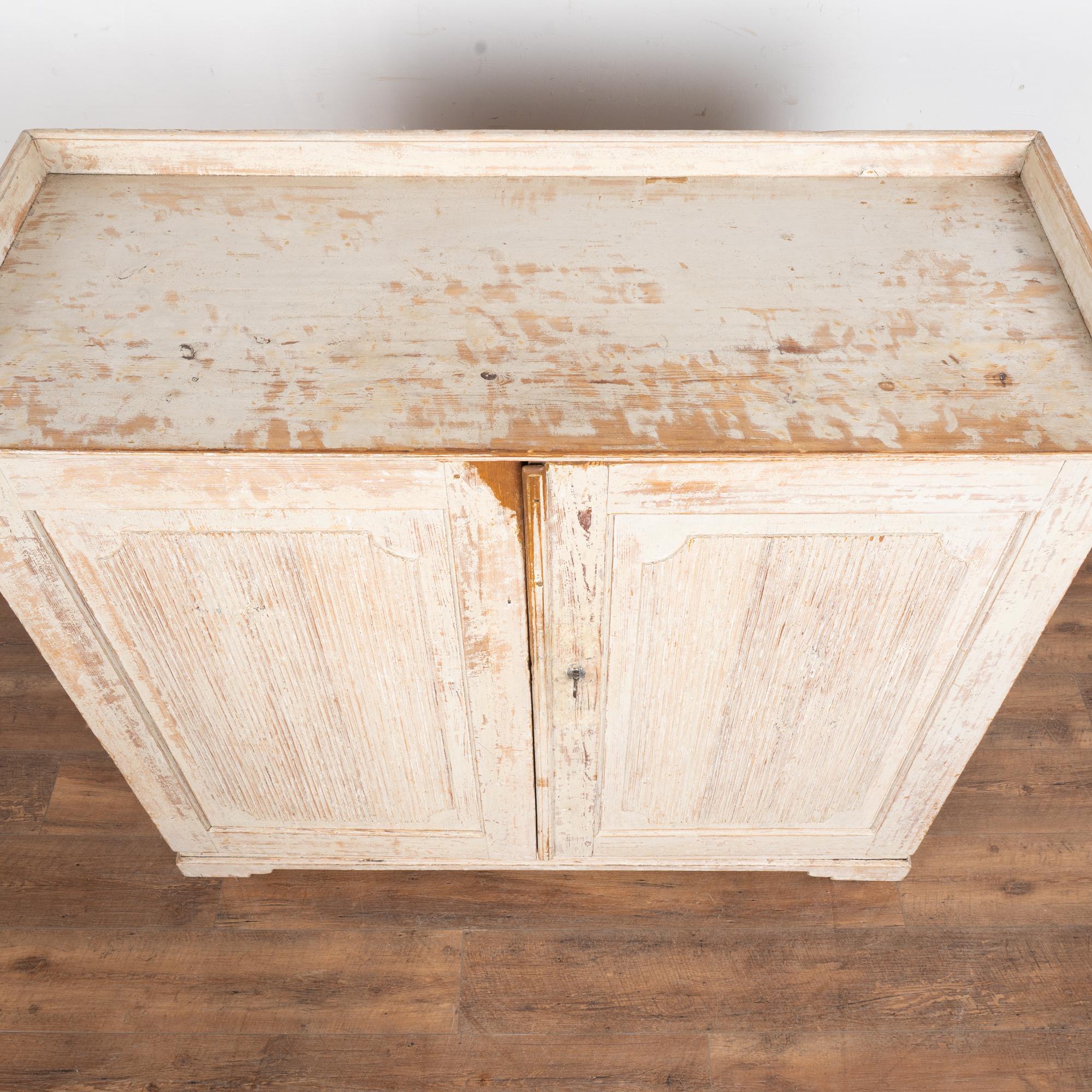 19th Century White Painted Swedish Gustavian Pine Sideboard Console Buffet For Sale 2