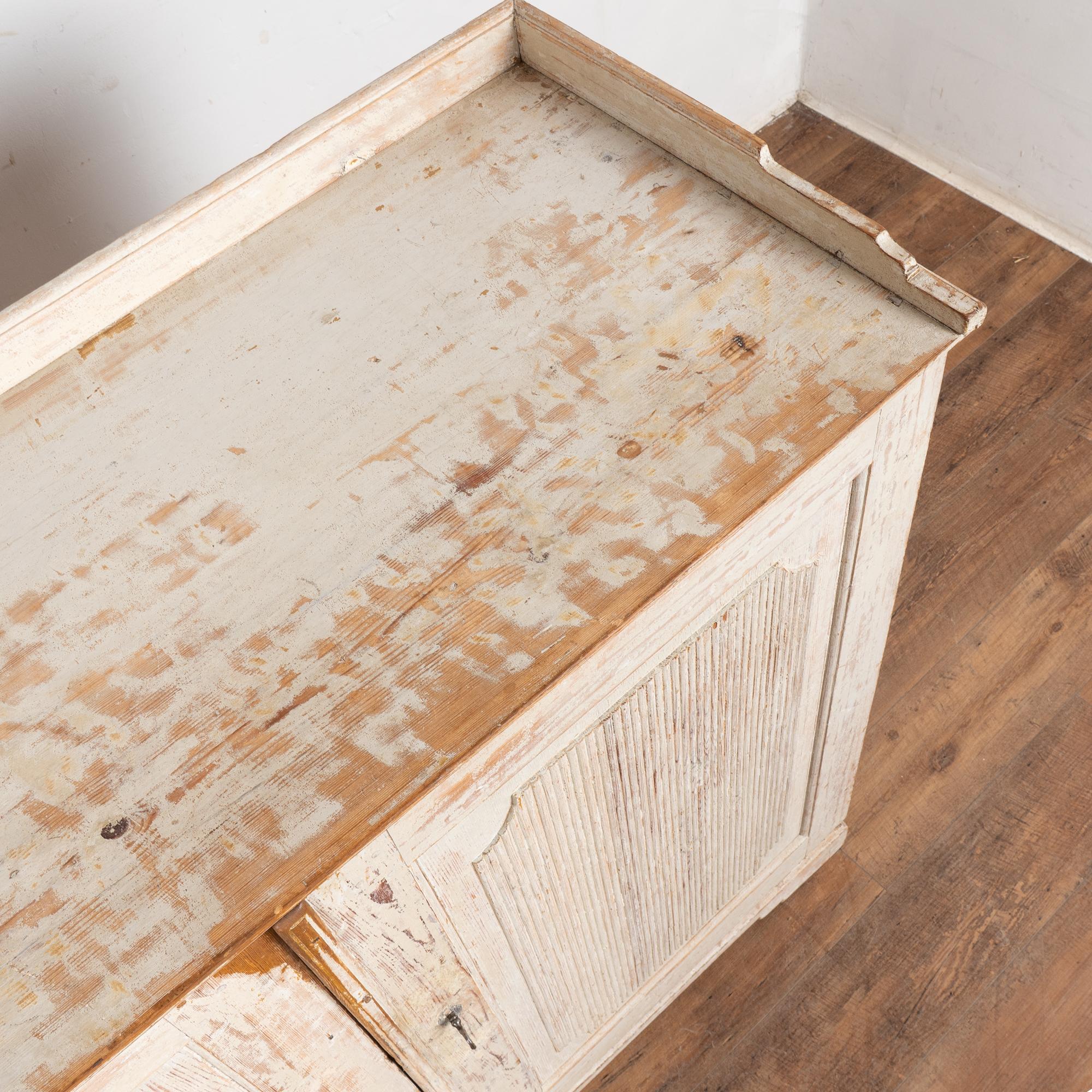 19th Century White Painted Swedish Gustavian Pine Sideboard Console Buffet For Sale 4