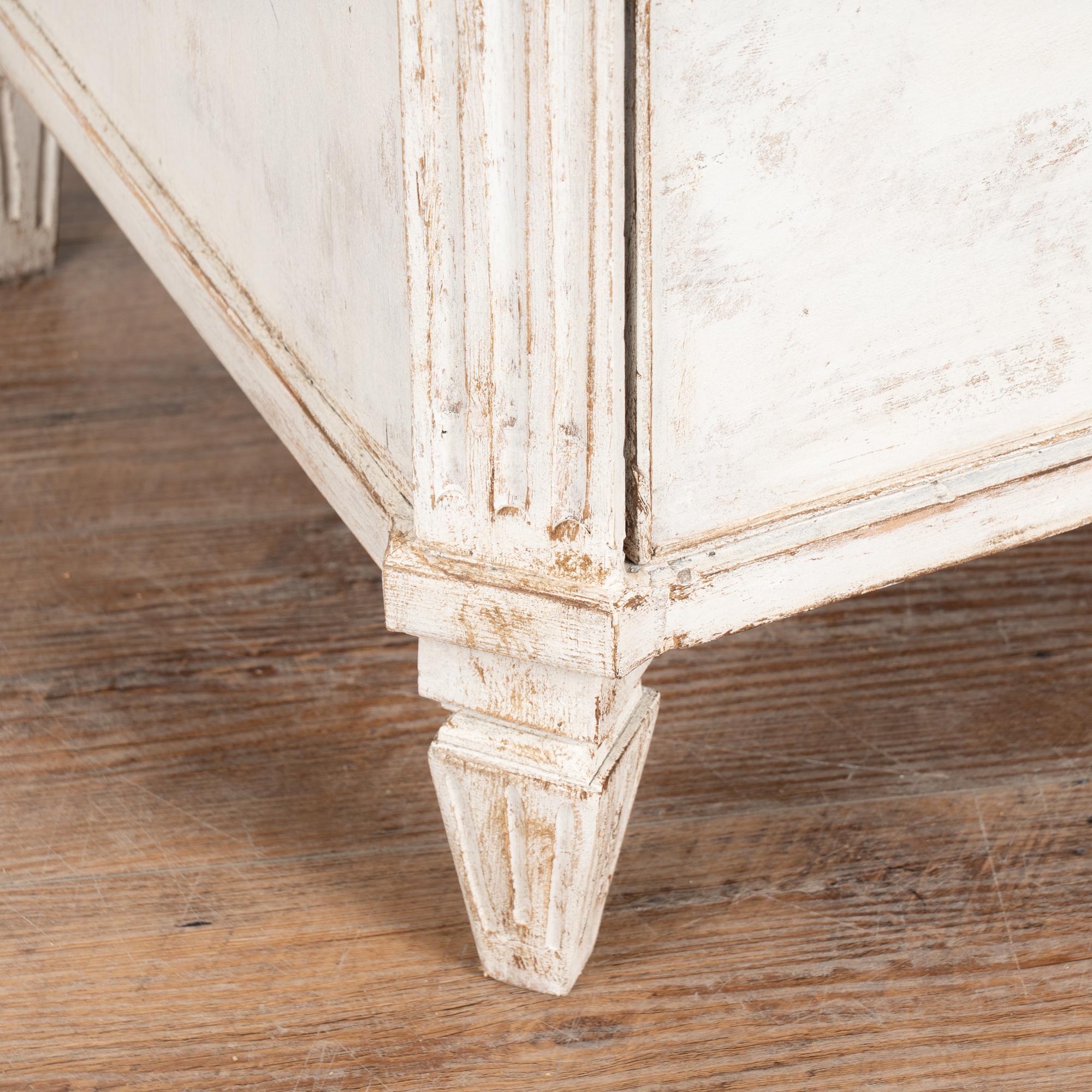 Commode à quatre tiroirs en pin blanc du 19ème siècle, Suède en vente 3