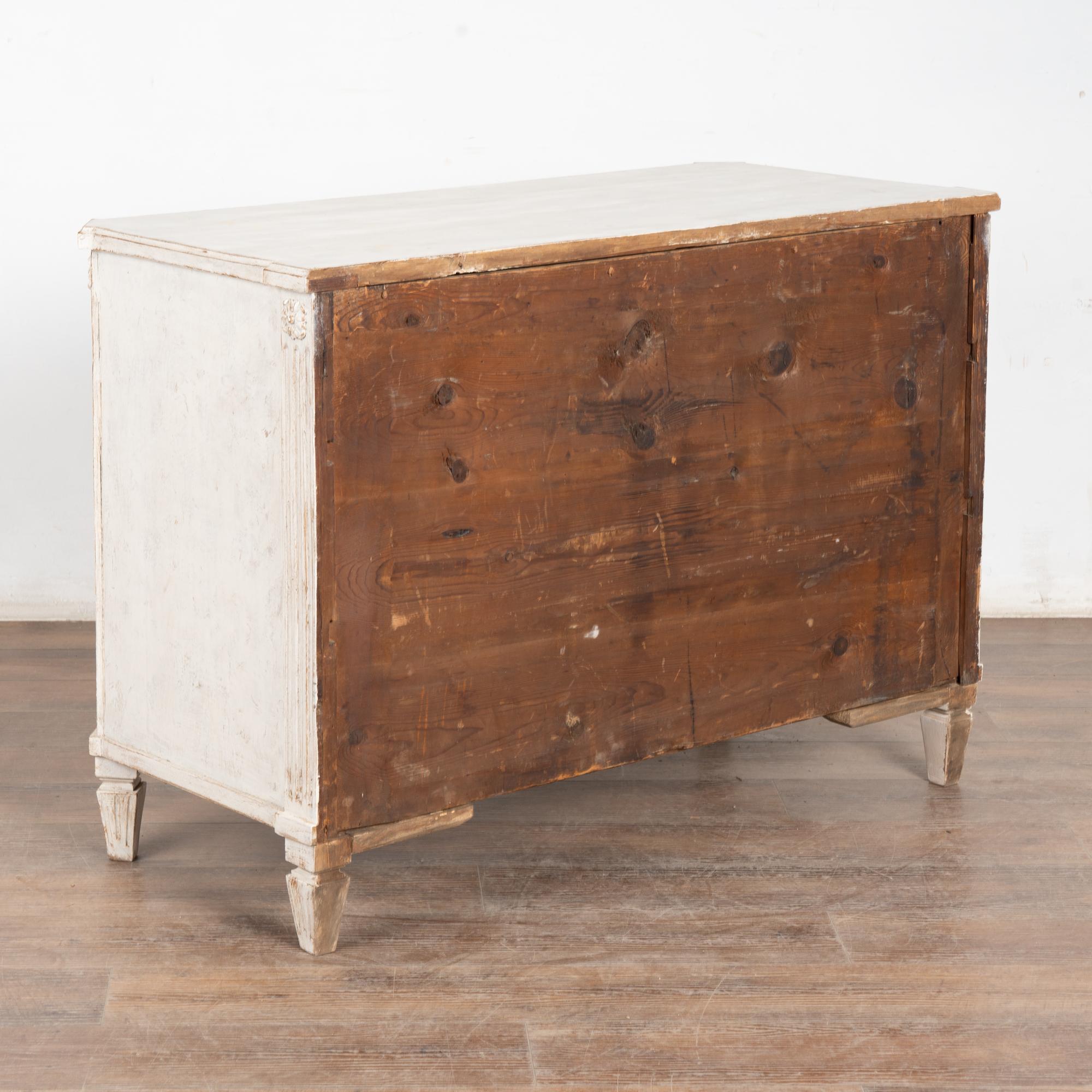 Commode à quatre tiroirs en pin blanc du 19ème siècle, Suède en vente 4