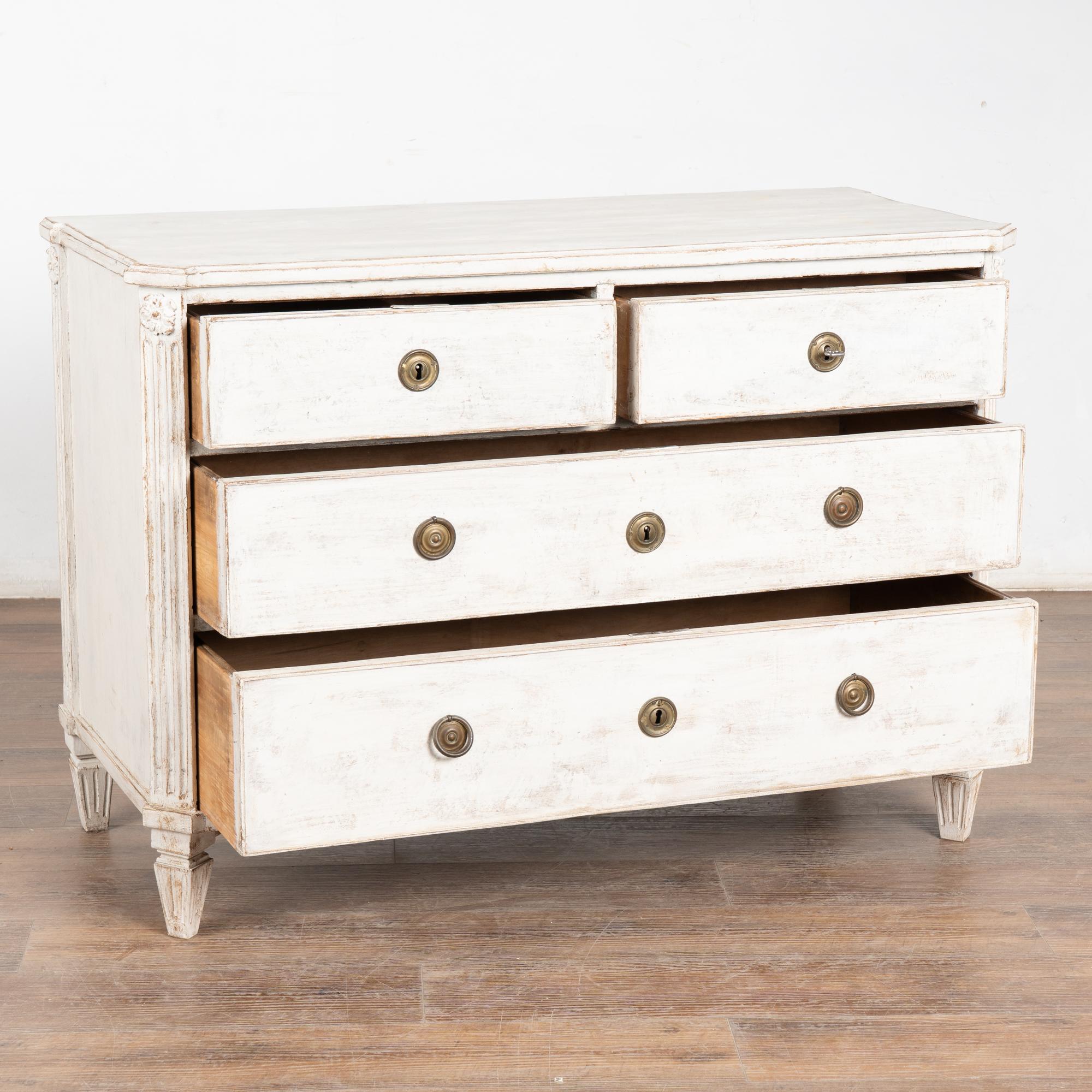 Gustavien Commode à quatre tiroirs en pin blanc du 19ème siècle, Suède en vente
