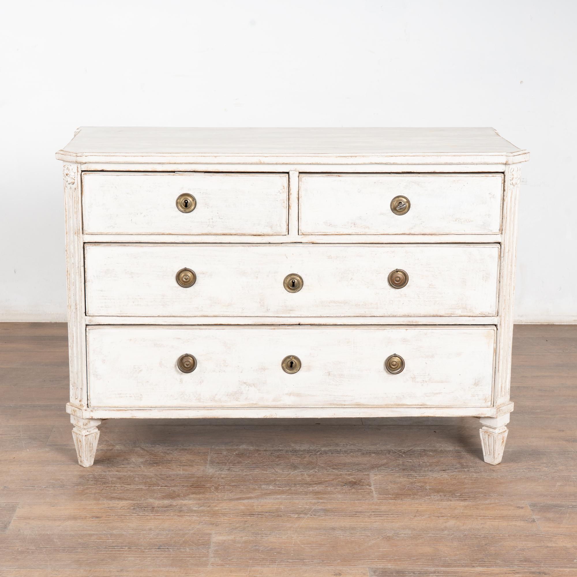 Suédois Commode à quatre tiroirs en pin blanc du 19ème siècle, Suède en vente