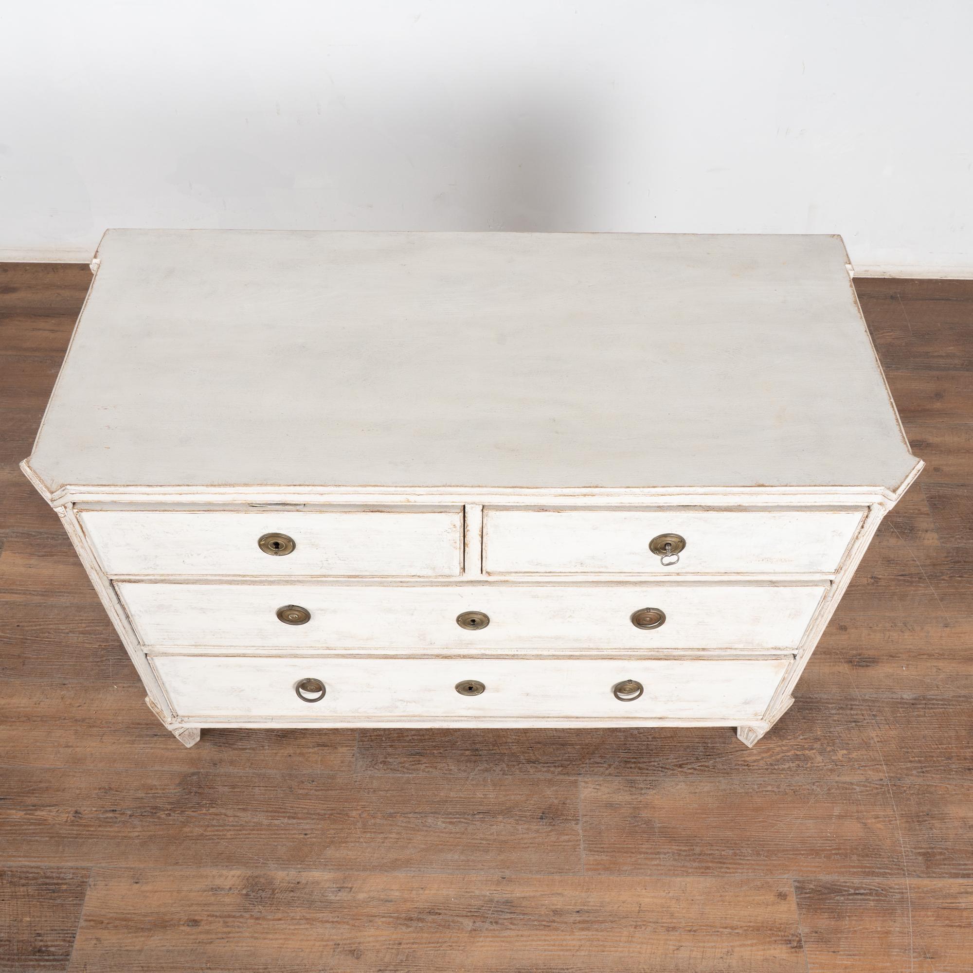 Commode à quatre tiroirs en pin blanc du 19ème siècle, Suède Bon état - En vente à Round Top, TX