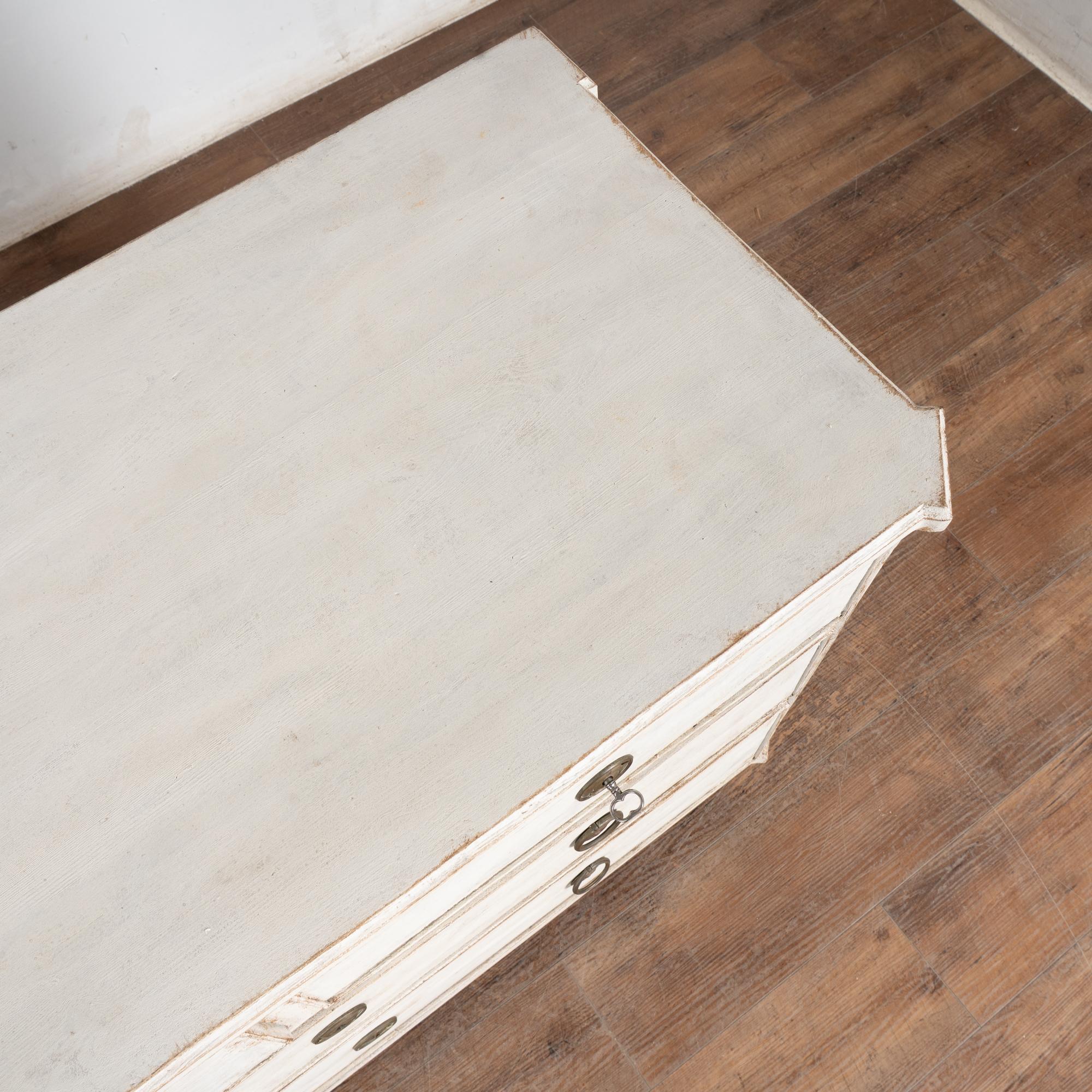 XIXe siècle Commode à quatre tiroirs en pin blanc du 19ème siècle, Suède en vente