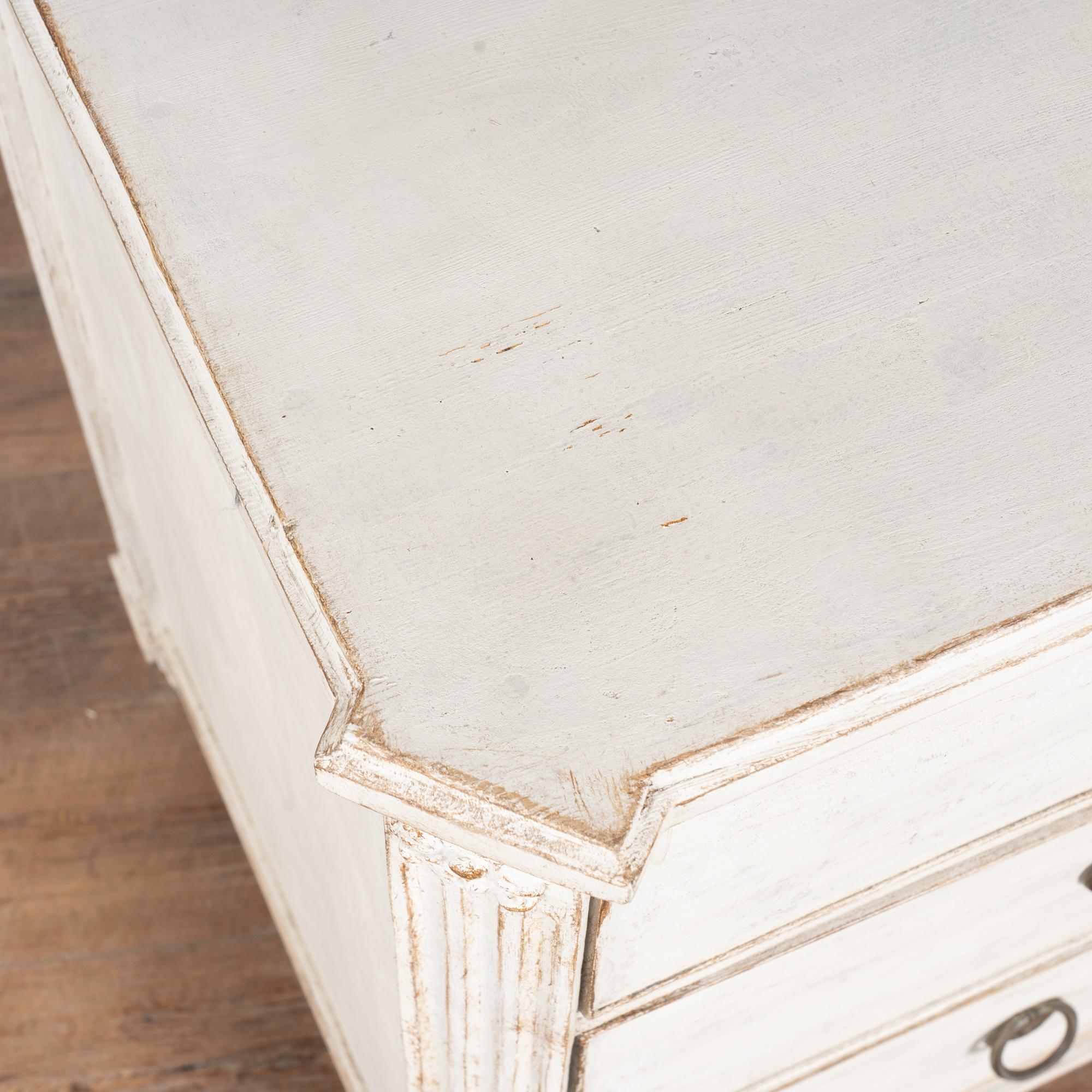 Laiton Commode à quatre tiroirs en pin blanc du 19ème siècle, Suède en vente