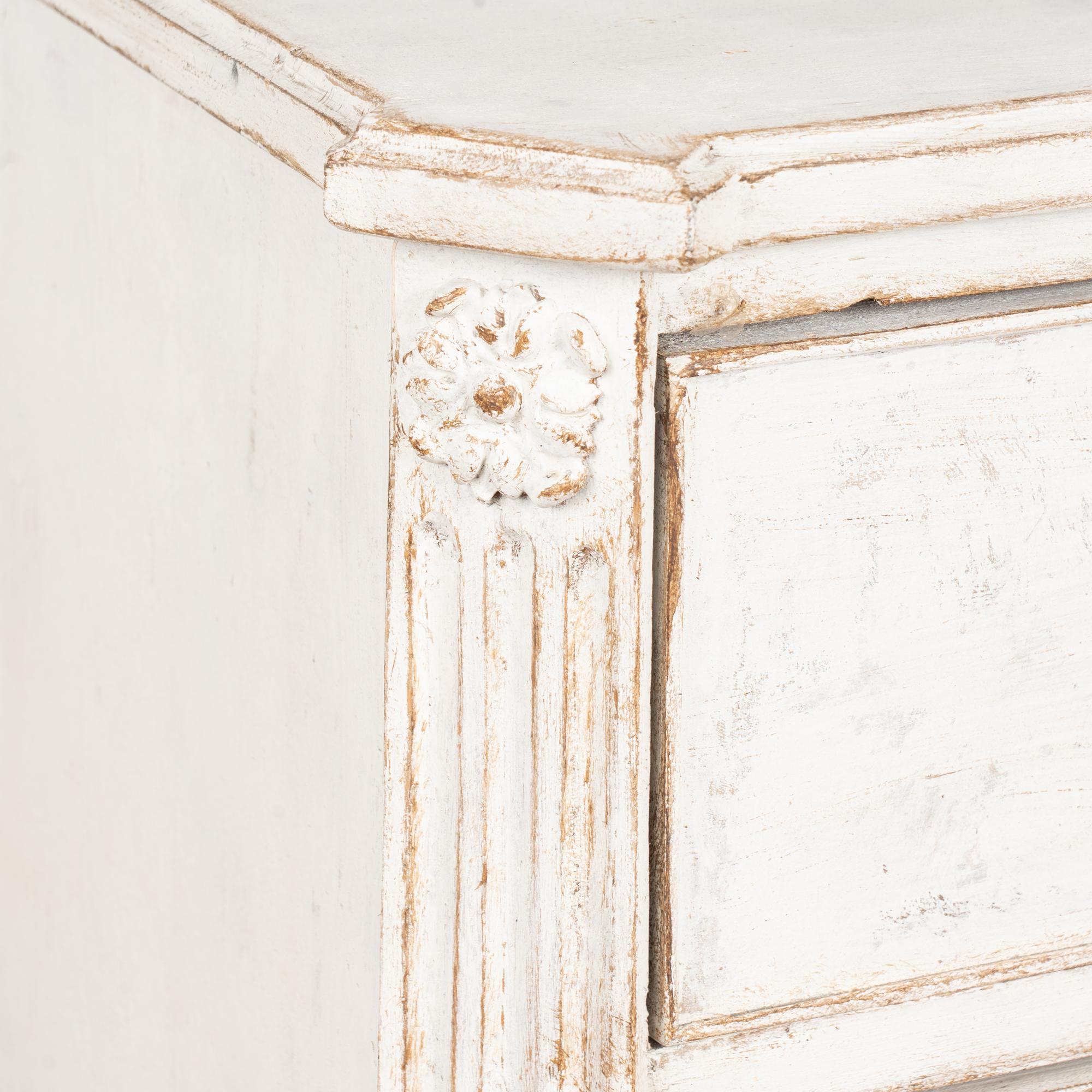 Commode à quatre tiroirs en pin blanc du 19ème siècle, Suède en vente 1