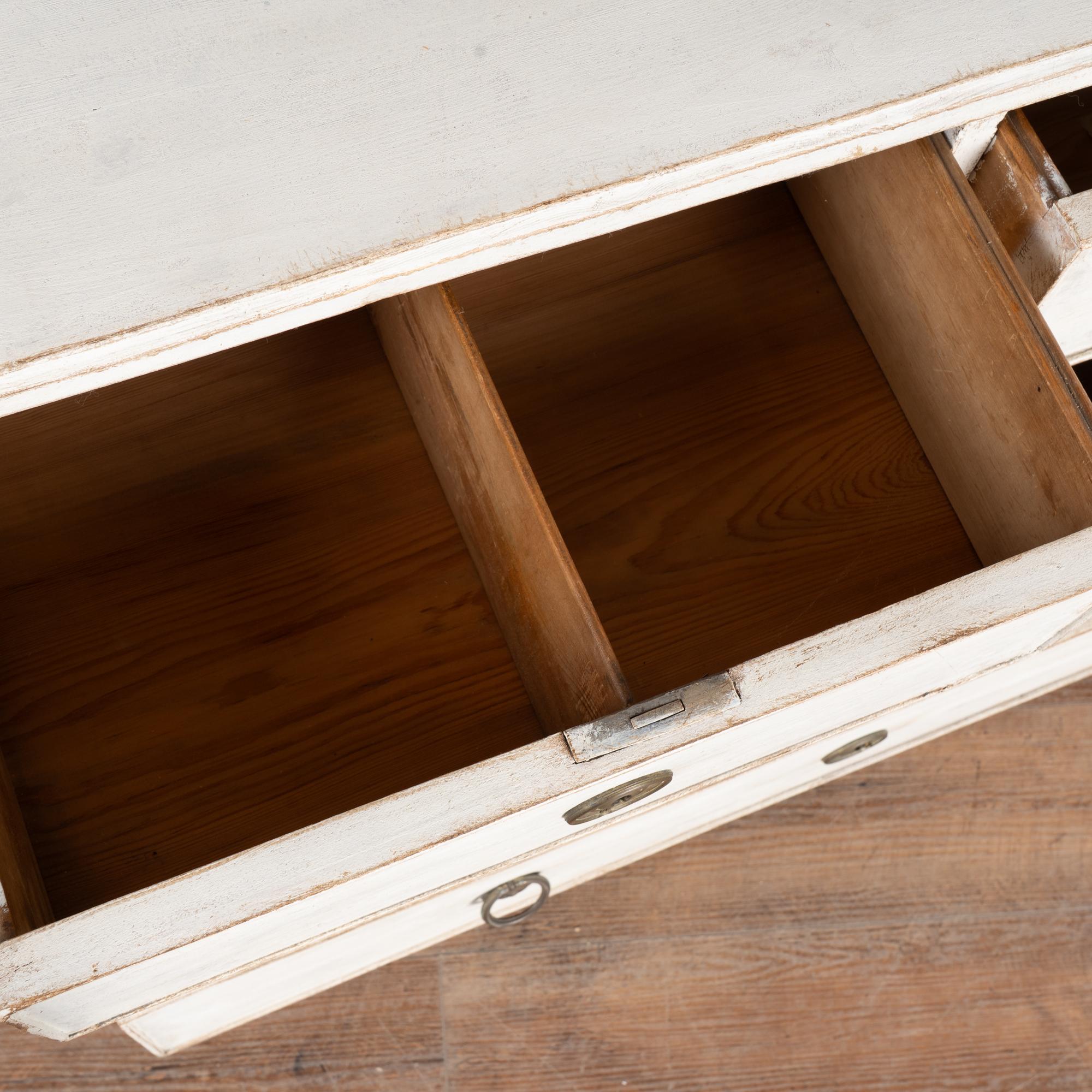 Commode à quatre tiroirs en pin blanc du 19ème siècle, Suède en vente 2
