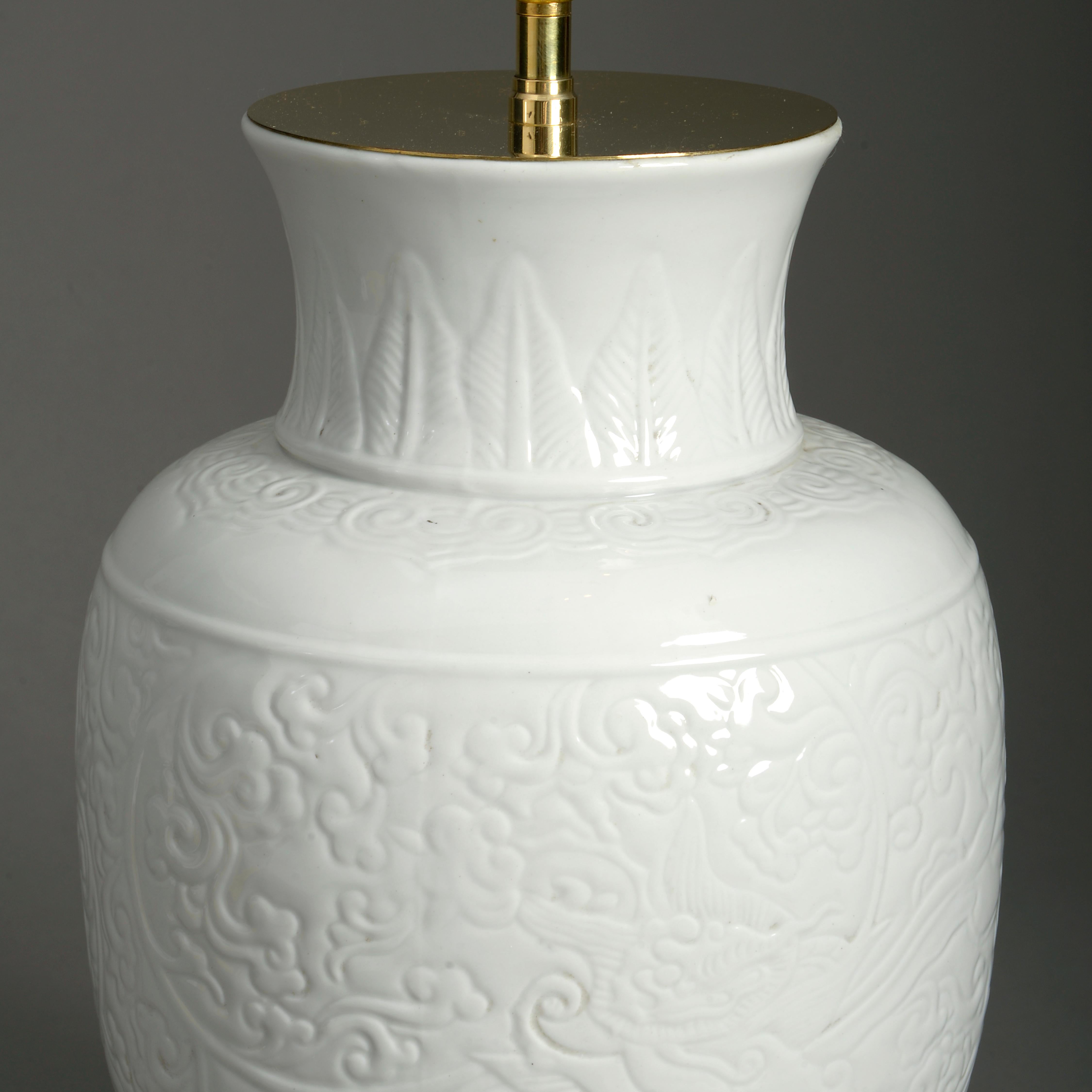 Exportation chinoise Lampe vase en porcelaine blanche du 19e siècle en vente