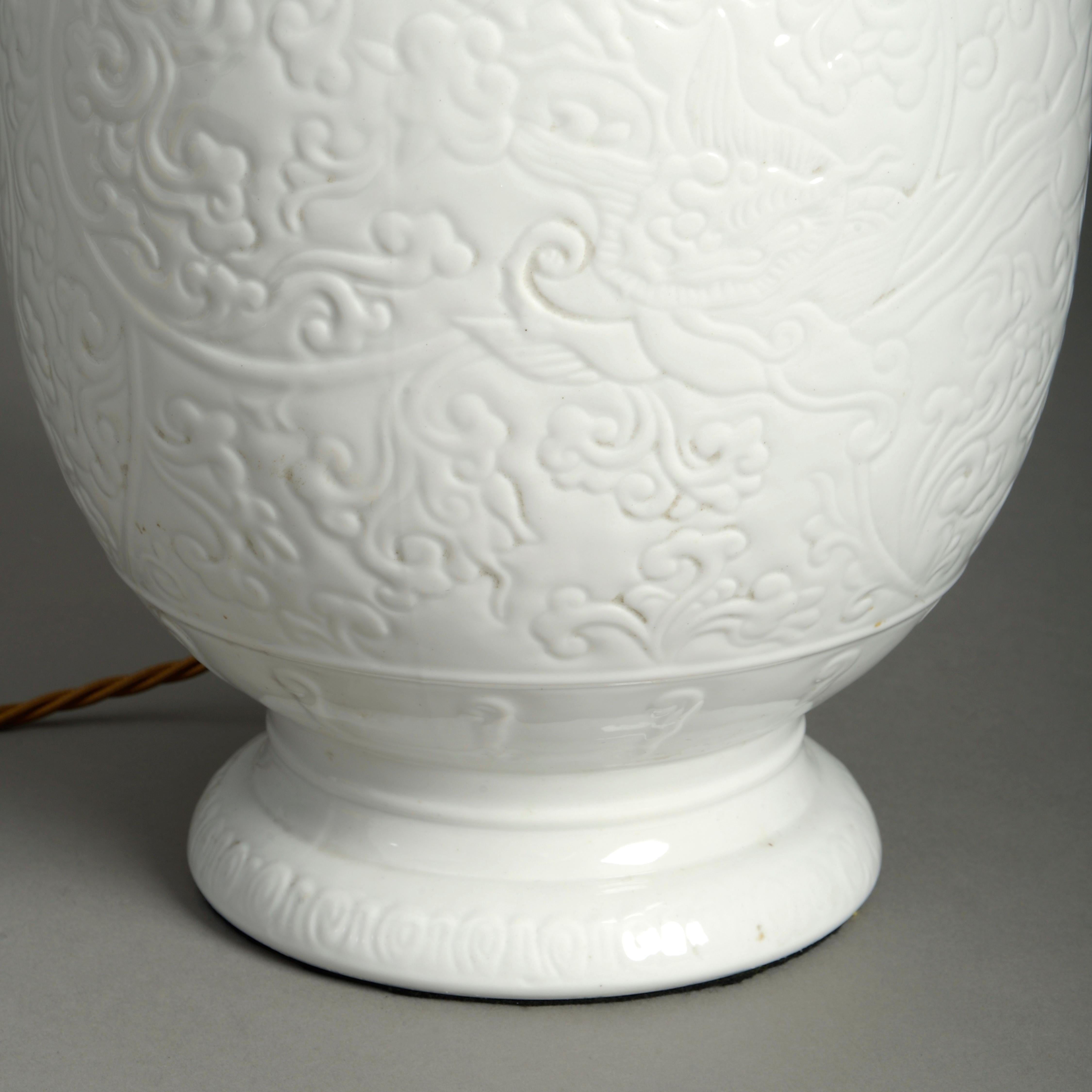 Weiße Porzellanvasenlampe aus dem 19. Jahrhundert (Chinesisch) im Angebot