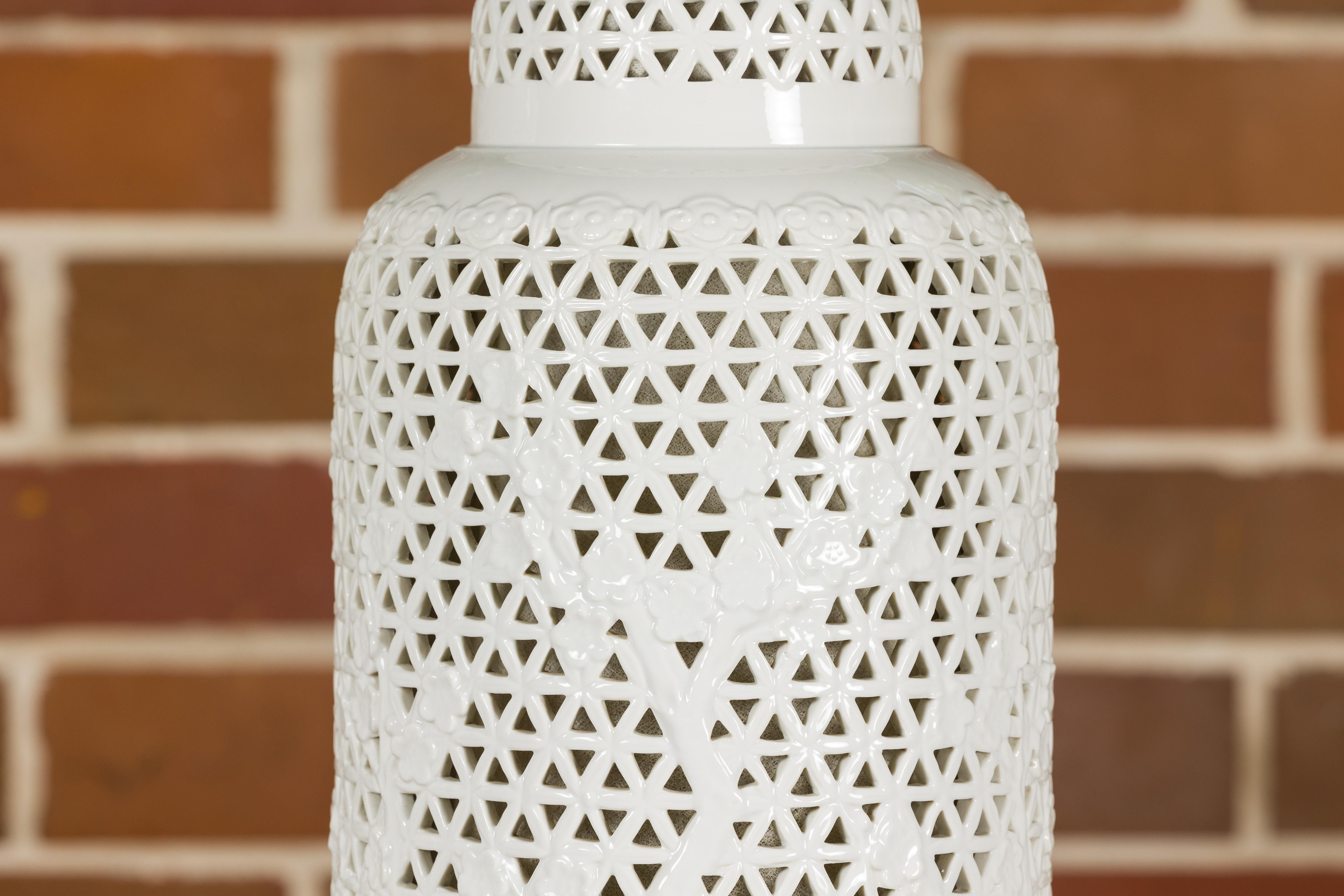 Paire de vases en porcelaine blanche du 19e siècle à décor floral transformés en lampes de table en vente 6