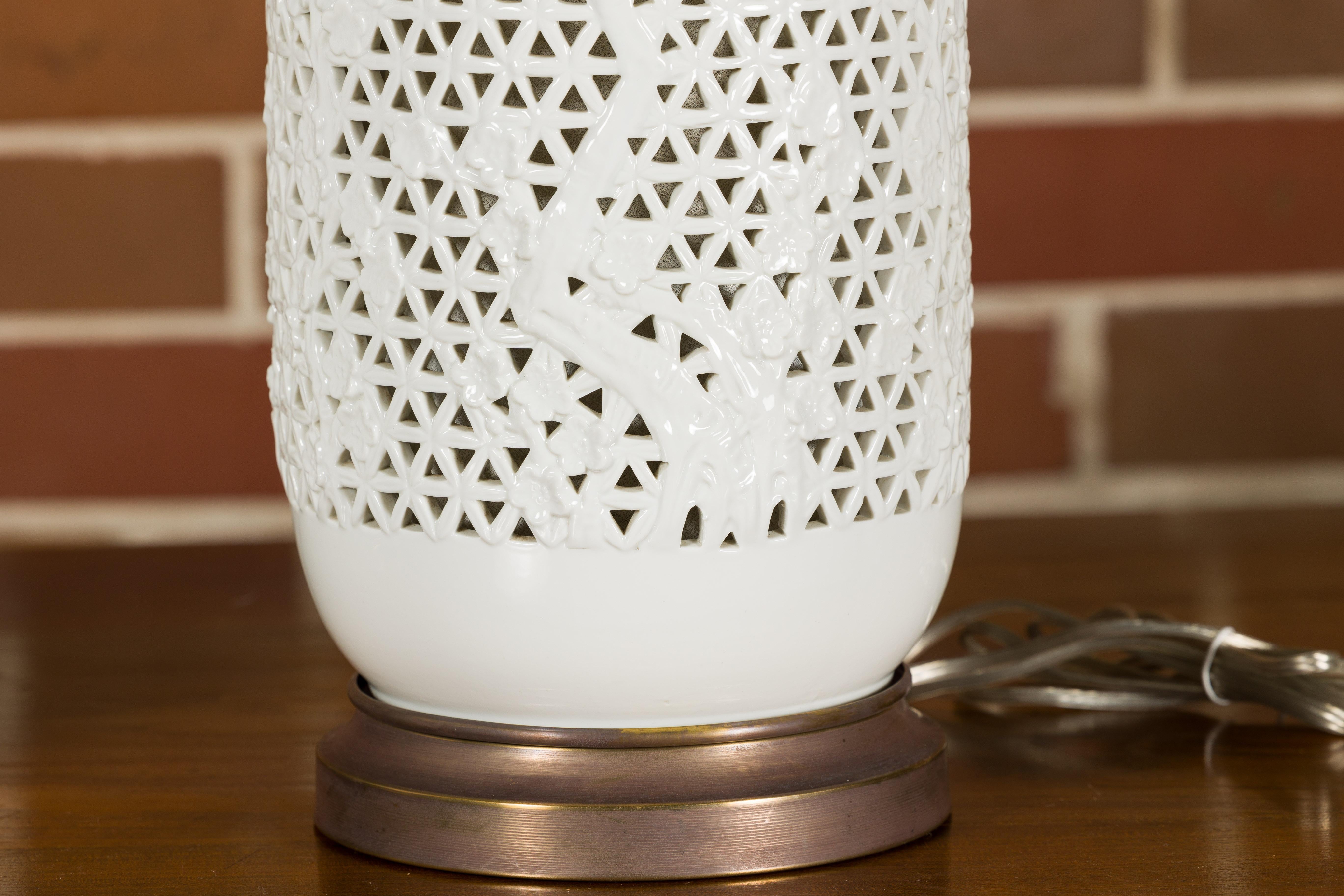 Paire de vases en porcelaine blanche du 19e siècle à décor floral transformés en lampes de table en vente 7