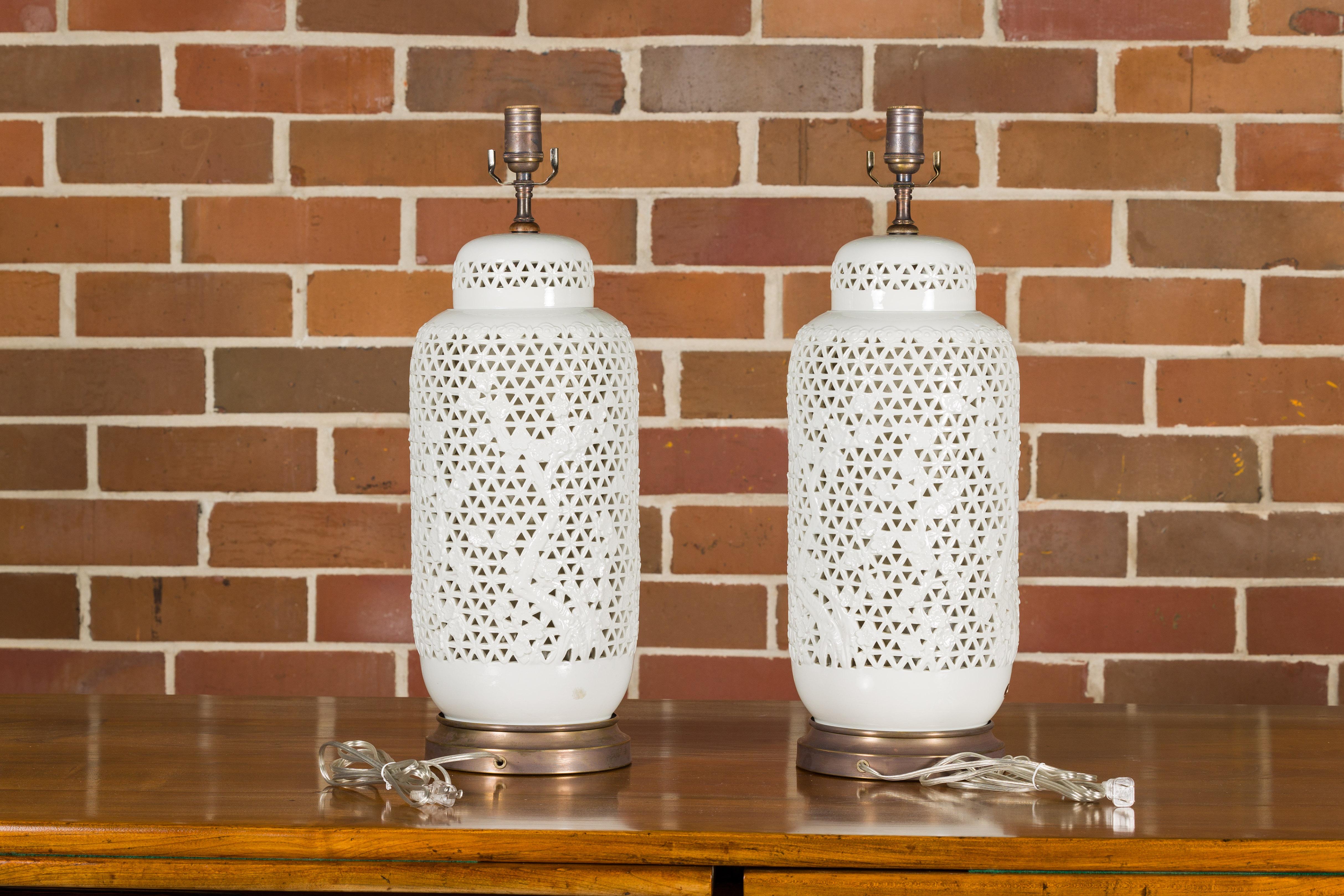 XIXe siècle Paire de vases en porcelaine blanche du 19e siècle à décor floral transformés en lampes de table en vente