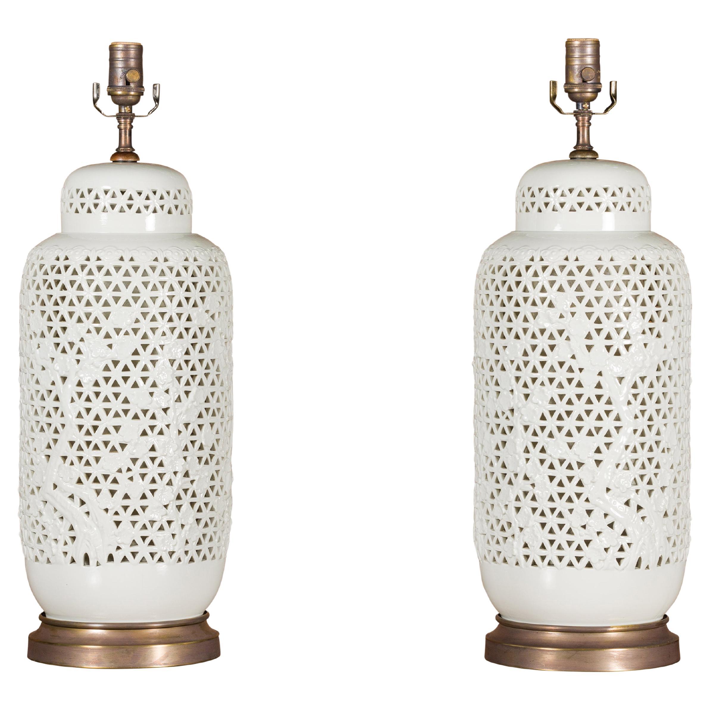 Paire de vases en porcelaine blanche du 19e siècle à décor floral transformés en lampes de table