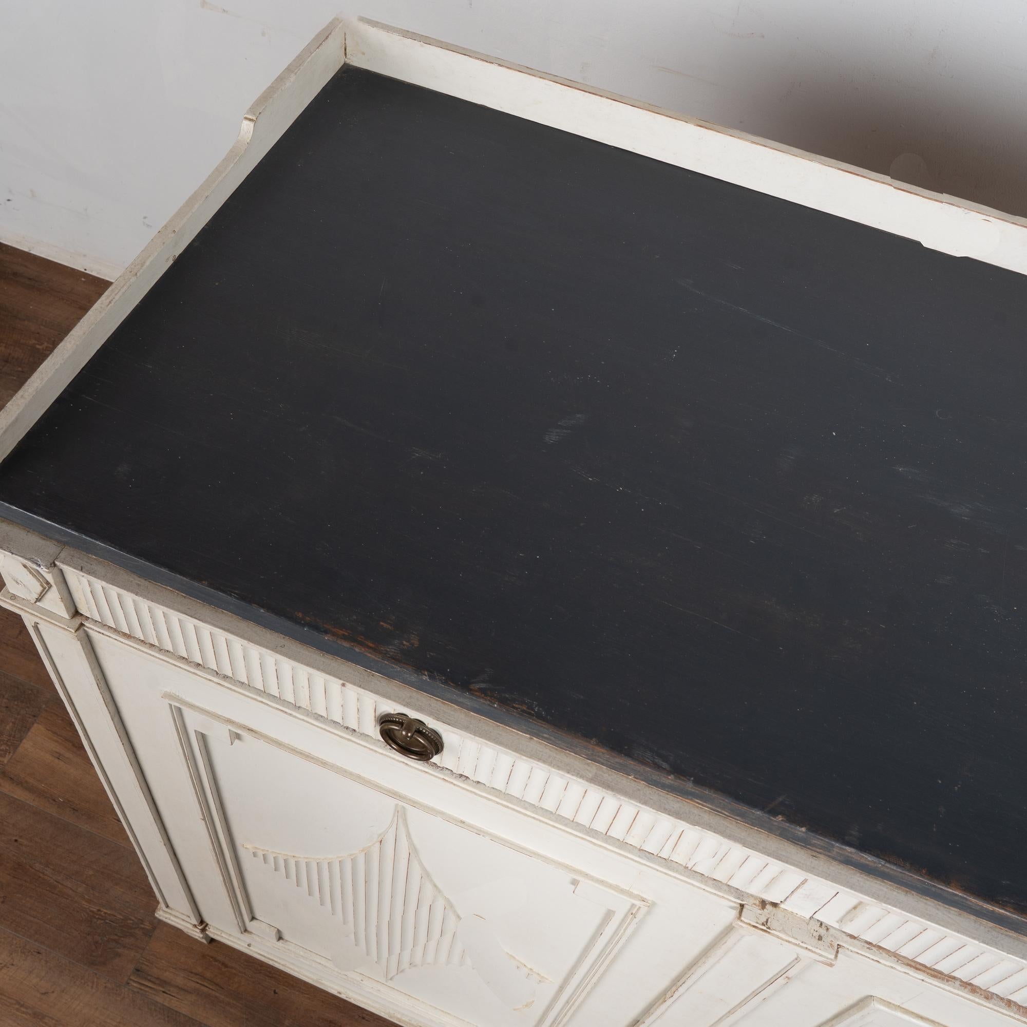 19th Century White Swedish Gustavian Sideboard Buffet Cabinet For Sale 1