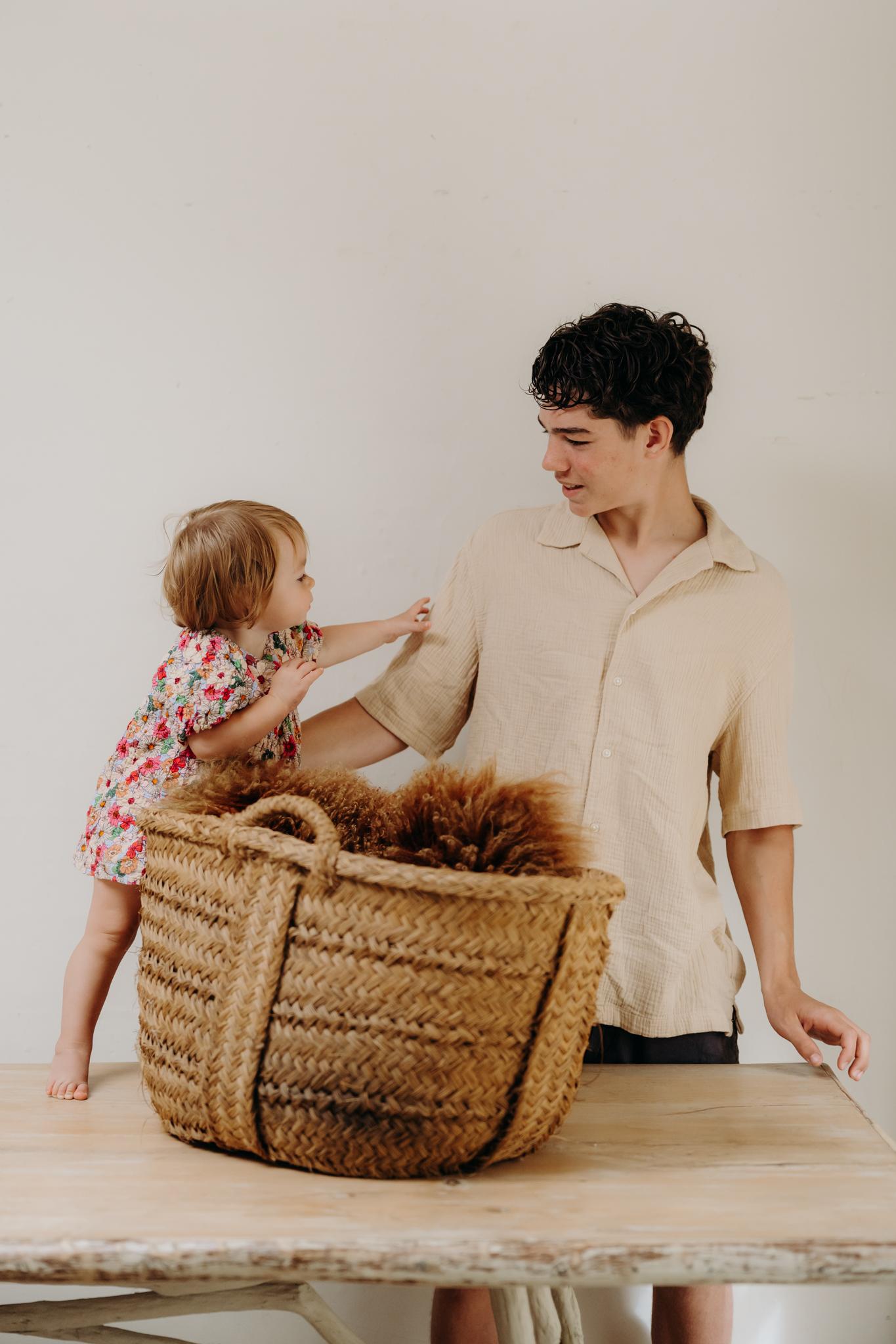 une belle pièce d'artisanat, panier en osier, en très bon état vintage, toujours superbe comme objet décoratif, peut être utilisé comme porte-revues, panier à linge, à côté du feu de bois ... etc ...