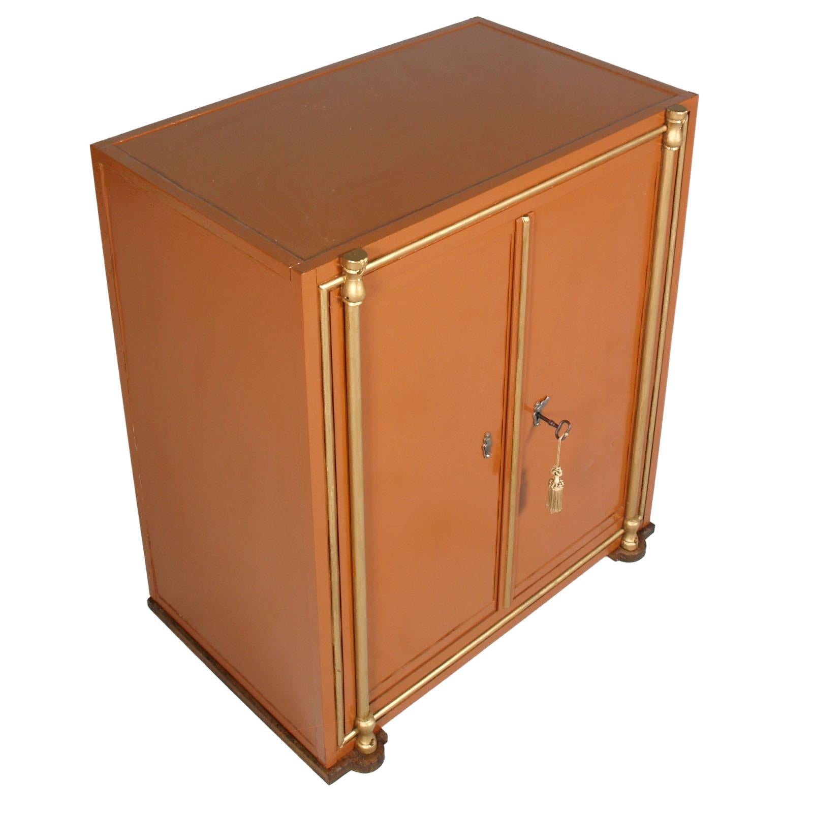 1969 Wien Armored cabinet, safe, restored and functioning, in solid oak the internal structure, covered with panels in welded steel.

Measures cm: H 100, W 90, D 56.
