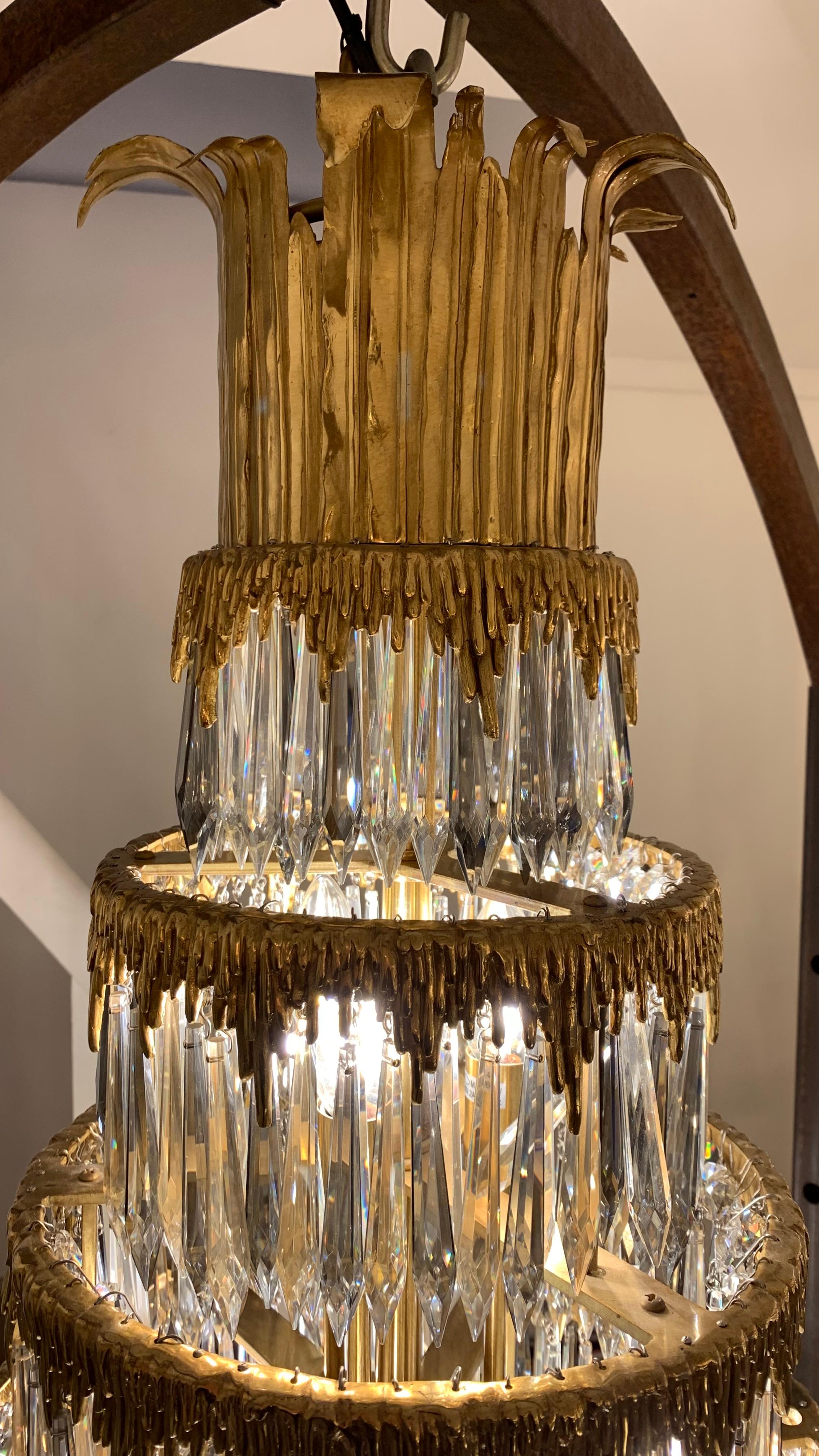 Wiener Kronleuchter des 19. Jahrhunderts mit 24 Lichtern aus antiker Bronze und Kristall im Angebot 1