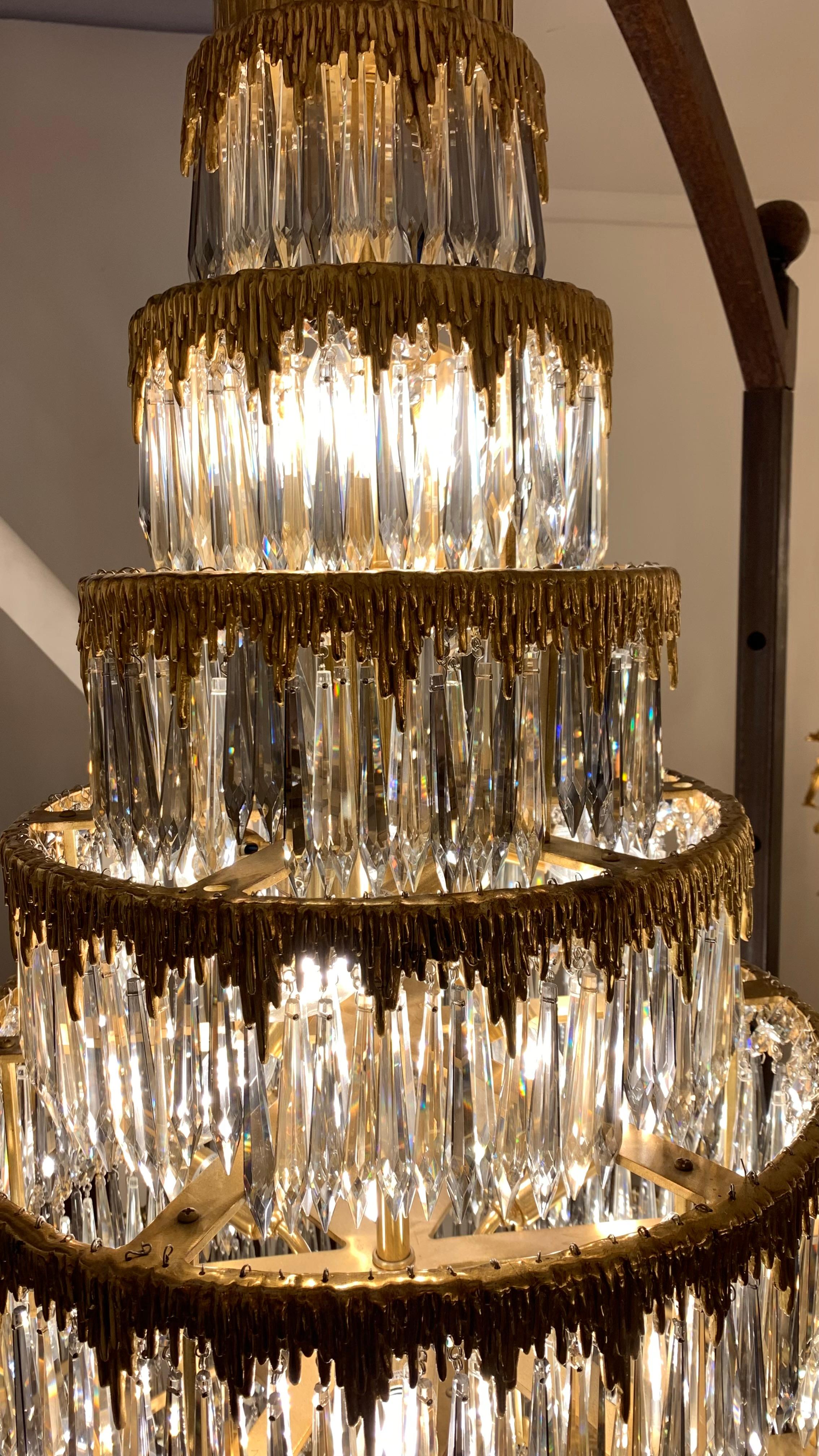 Wiener Kronleuchter des 19. Jahrhunderts mit 24 Lichtern aus antiker Bronze und Kristall im Angebot 2