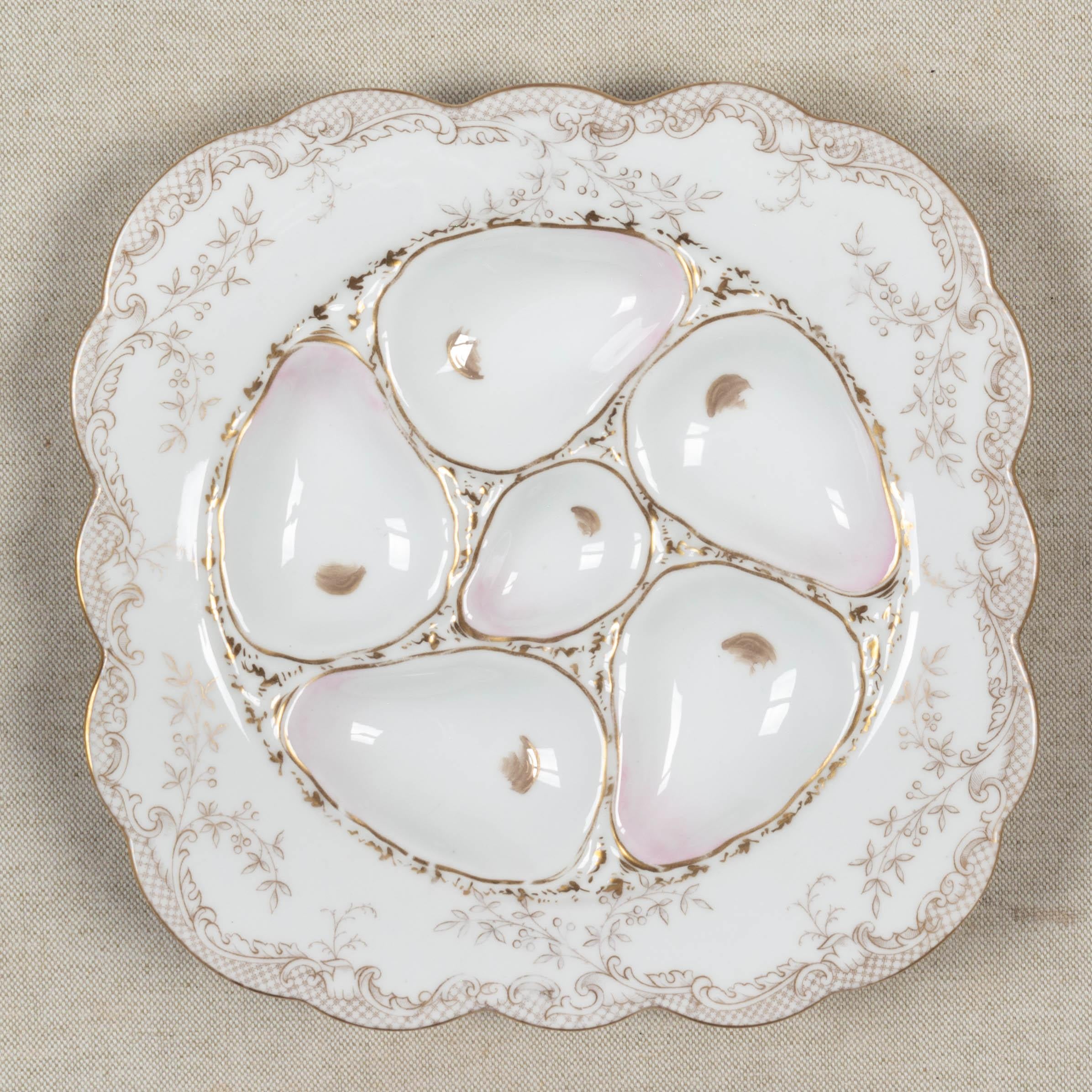 Pareja de Platos de Ostra de Porcelana Wilhelm & Graef del Siglo XIX Pintado a mano en venta